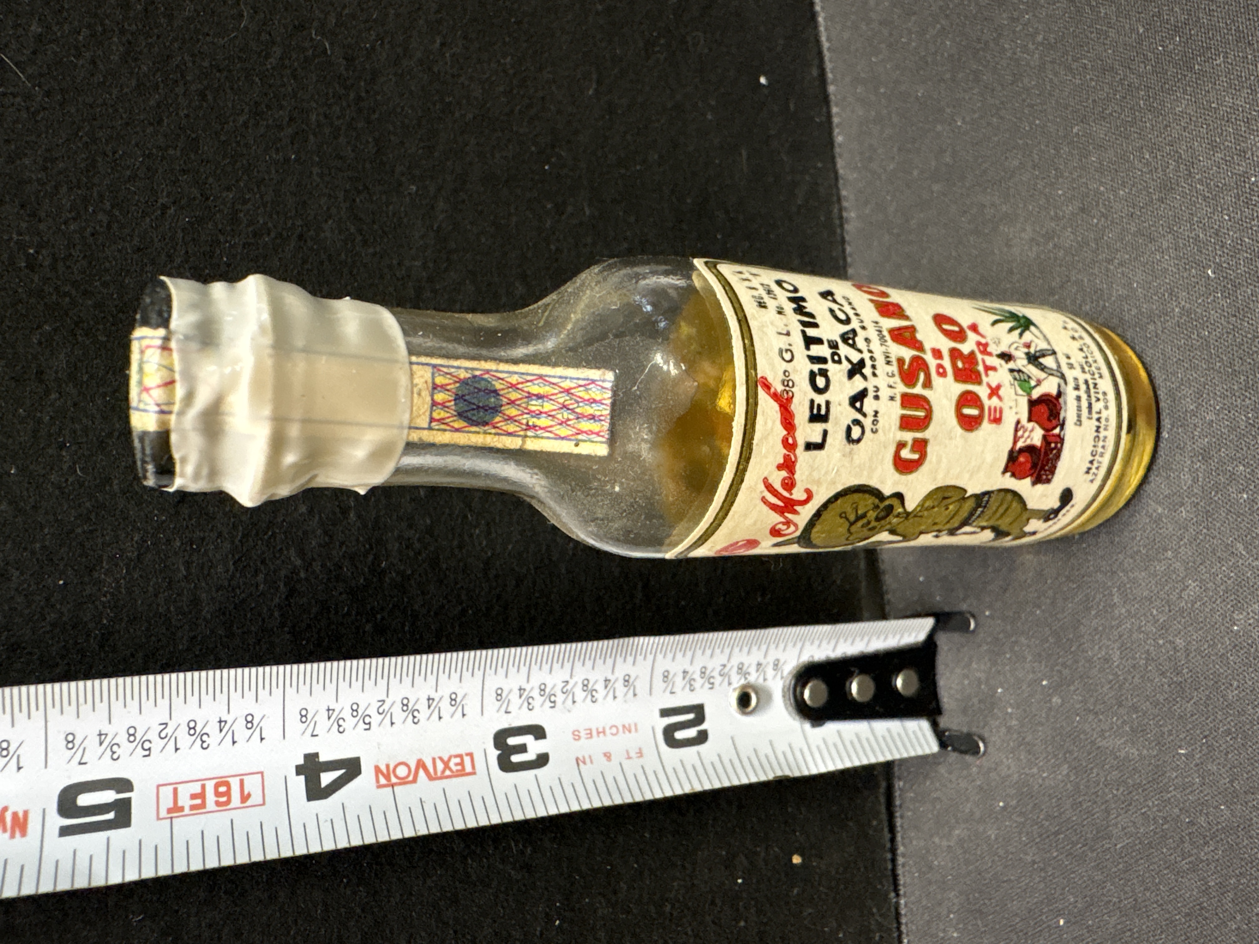 LOT 2026-656 — Bouteille vintage en verre de mezcal mexicain « Gusano de Oro Extra », avec… — photo 1