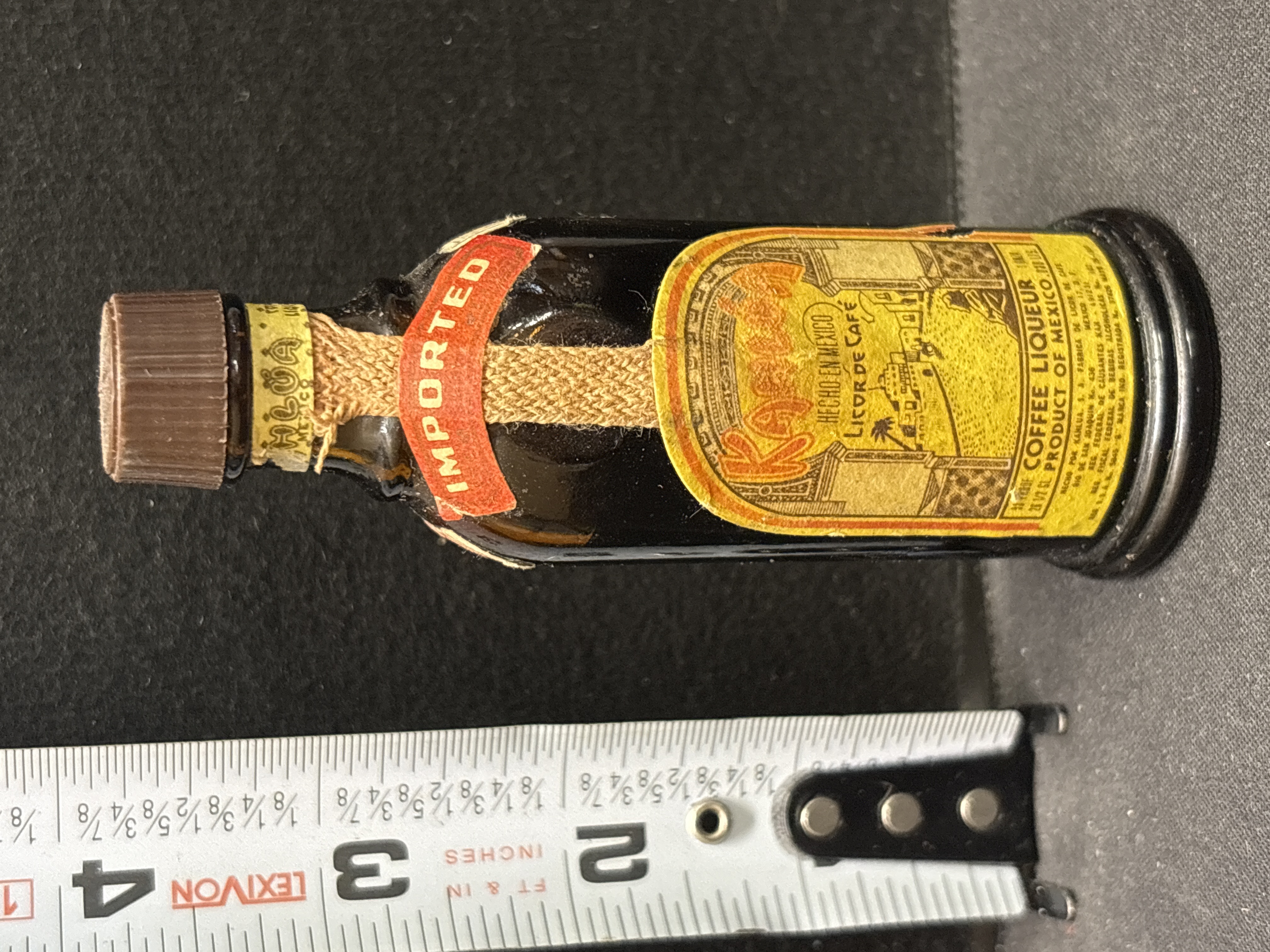 LOT 2026-657 — Bouteille de liqueur au café Kahlúa, produit du Mexique, format indiqué de ½… — photo 1