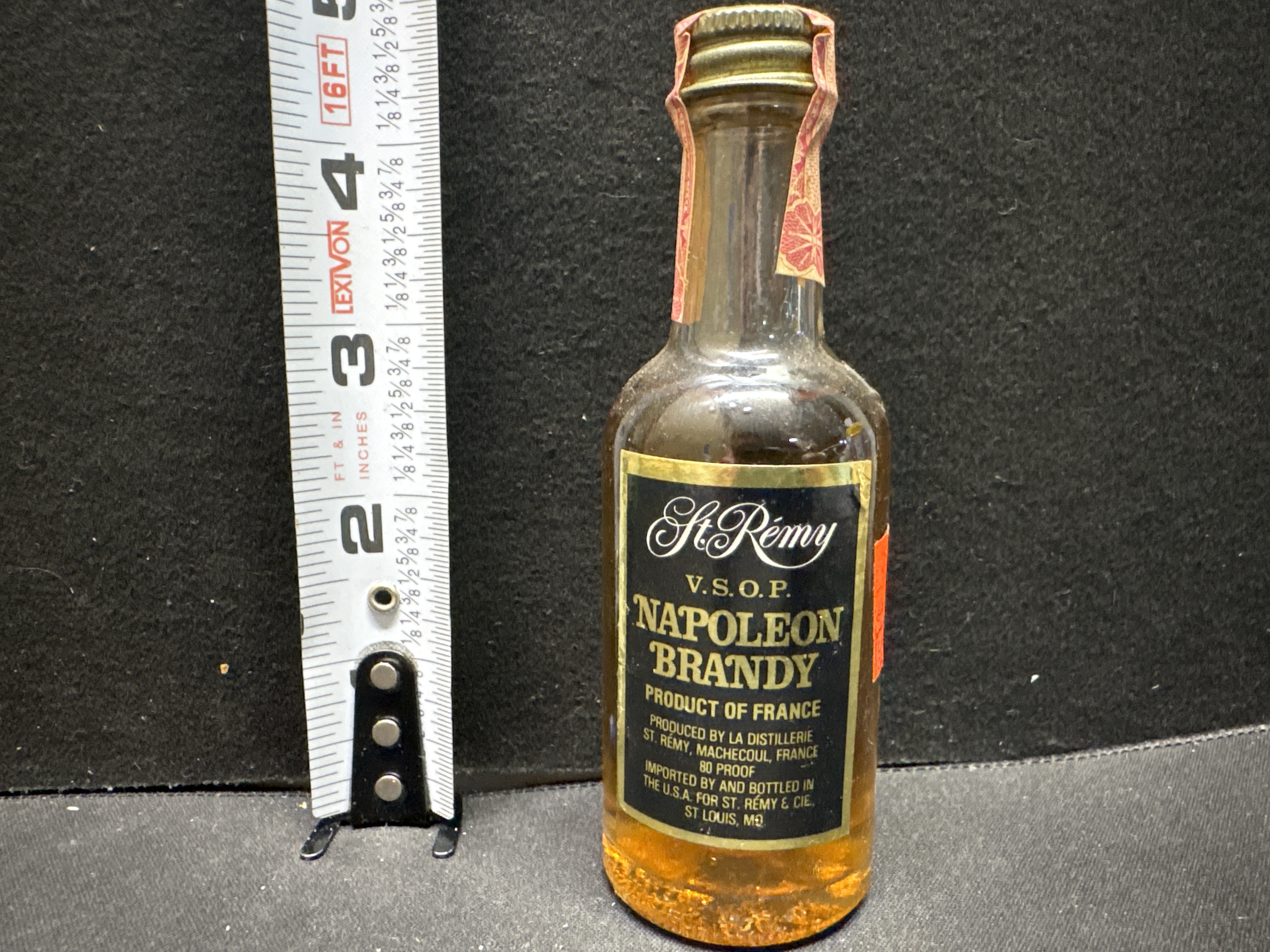LOT 2026-675 — Bouteille miniature en verre de brandy St — photo 1