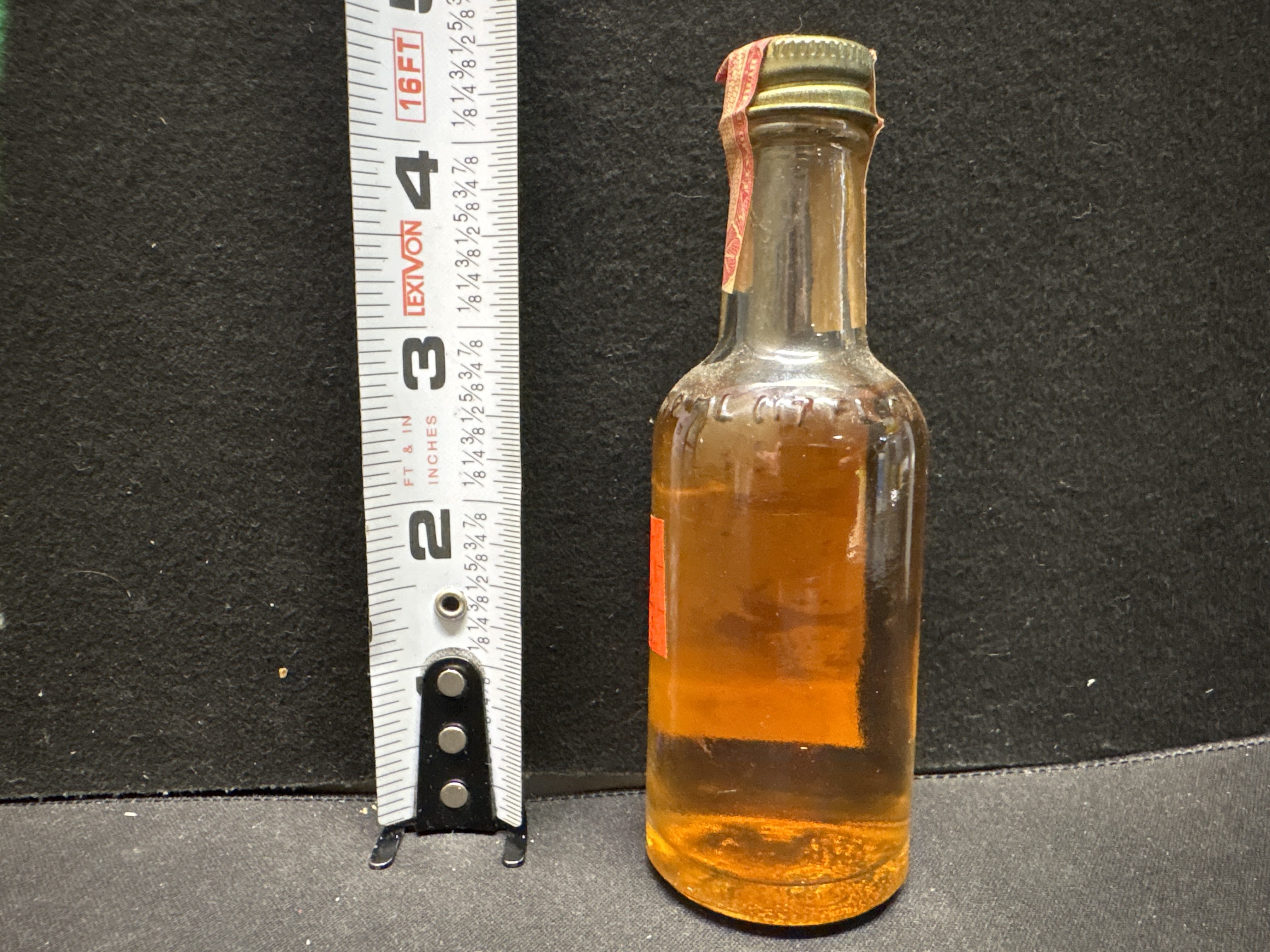 LOT 2026-675 — Bouteille miniature en verre de brandy St — photo 2