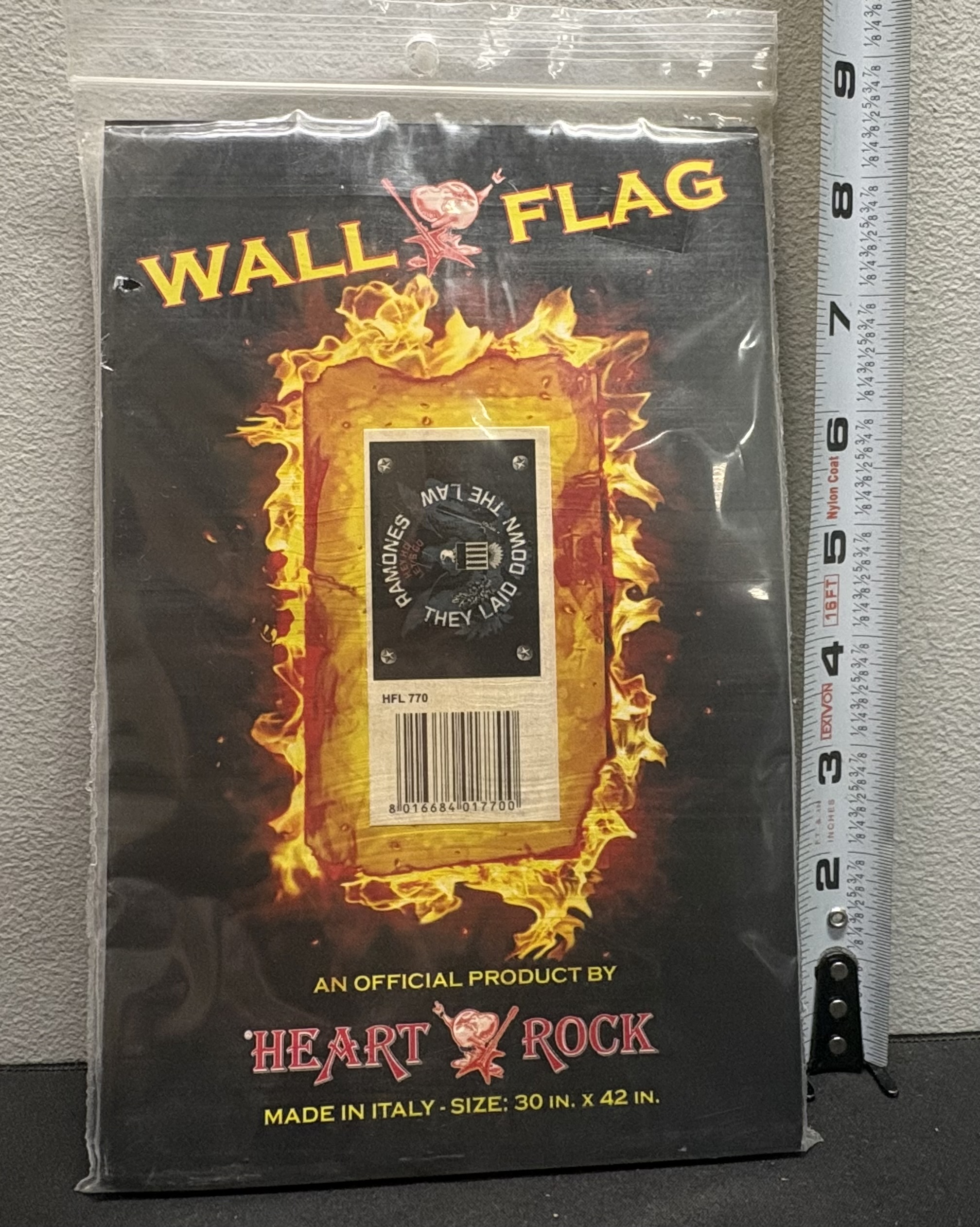 LOT 2026-007 — Drapeau mural officiel « They Lay Down the Law » par Heart Rock