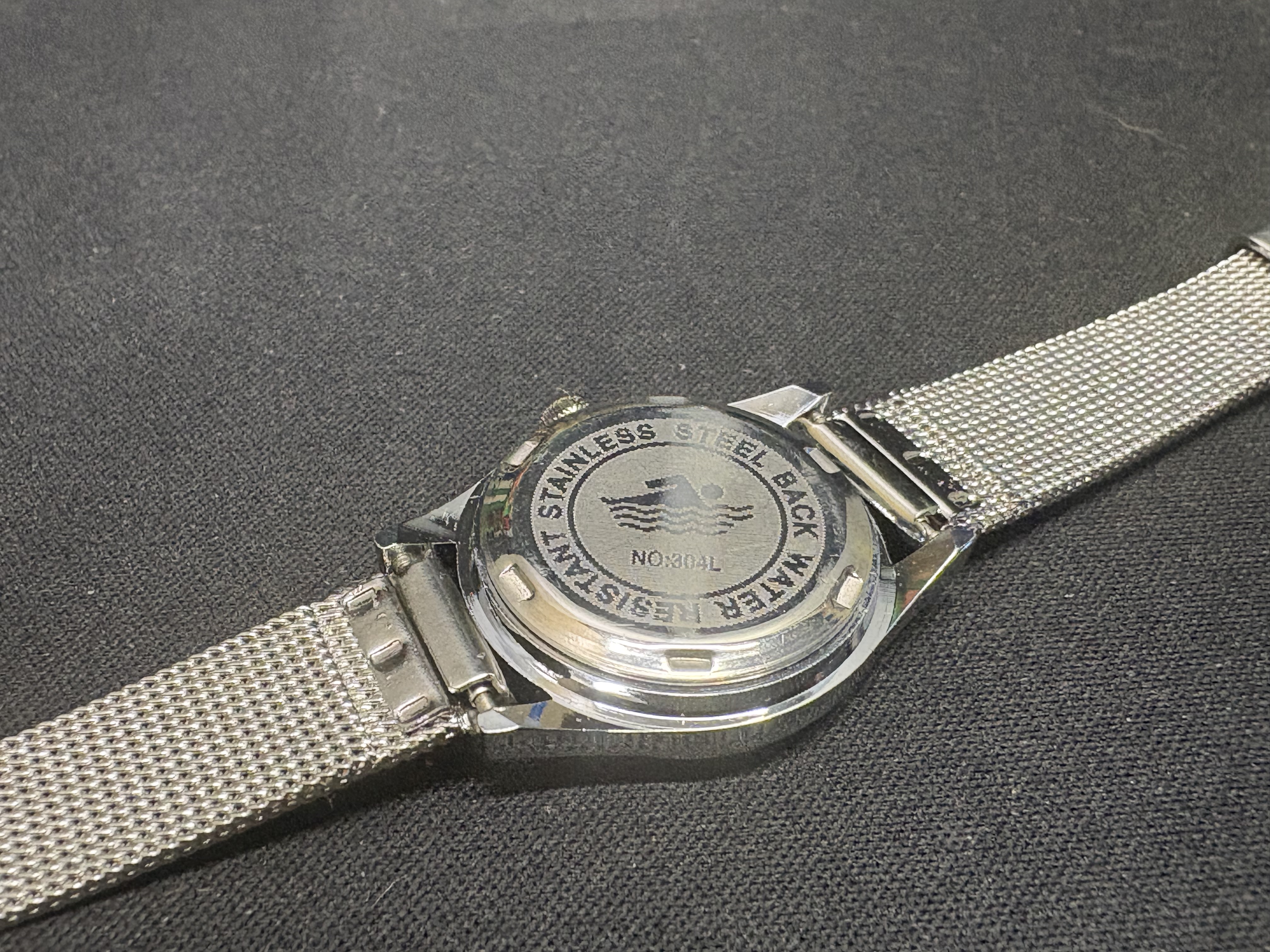 LOT 2026-679 — Ensemble de quatre montres-bracelets comprenant une montre Orient à cadran… — photo 3