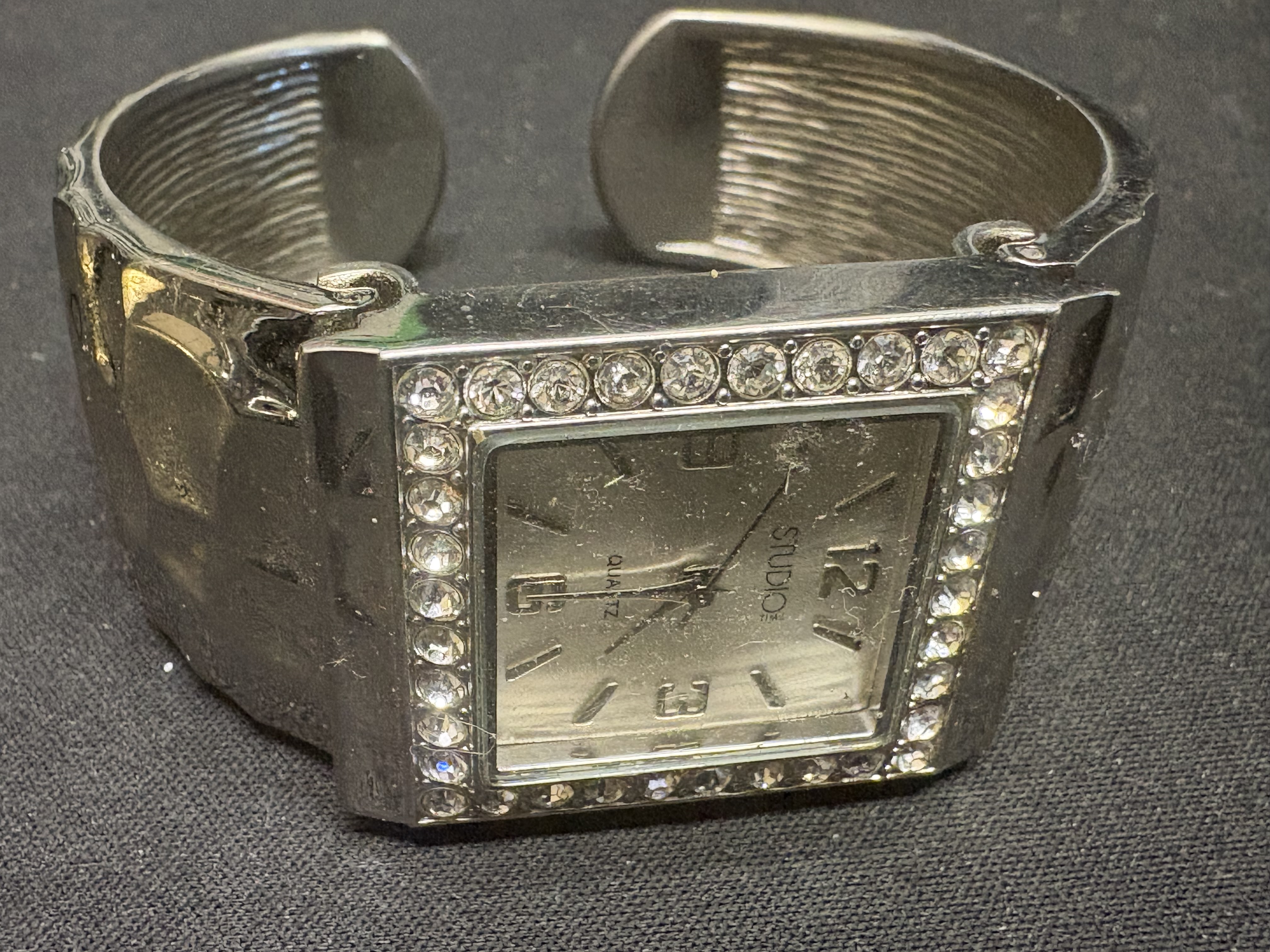LOT 2026-679 — Ensemble de quatre montres-bracelets comprenant une montre Orient à cadran… — photo 4