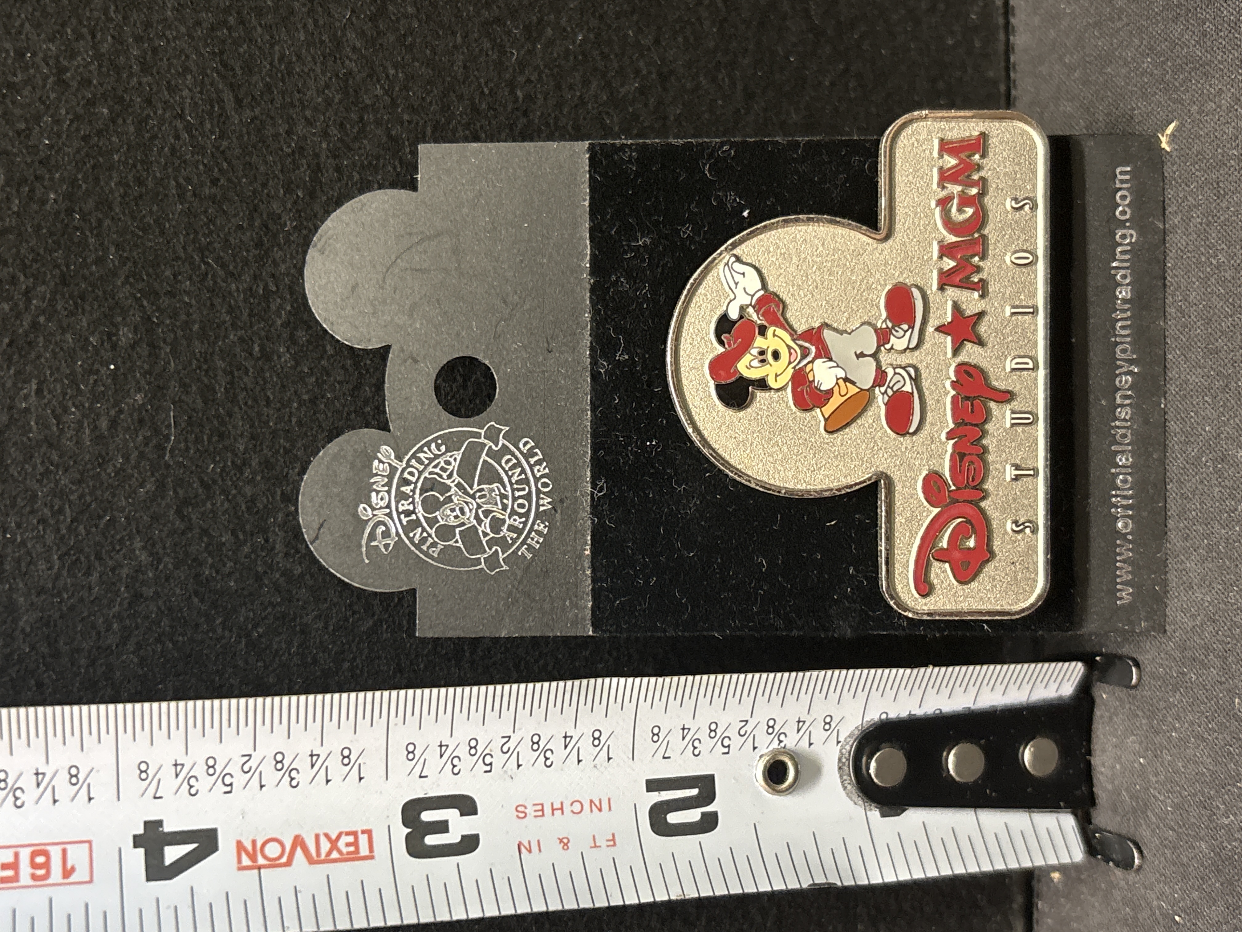 LOT 2026-681 — Épinglette Disney MGM Studios mettant en vedette Mickey Mouse enjoué, avec… — photo 1