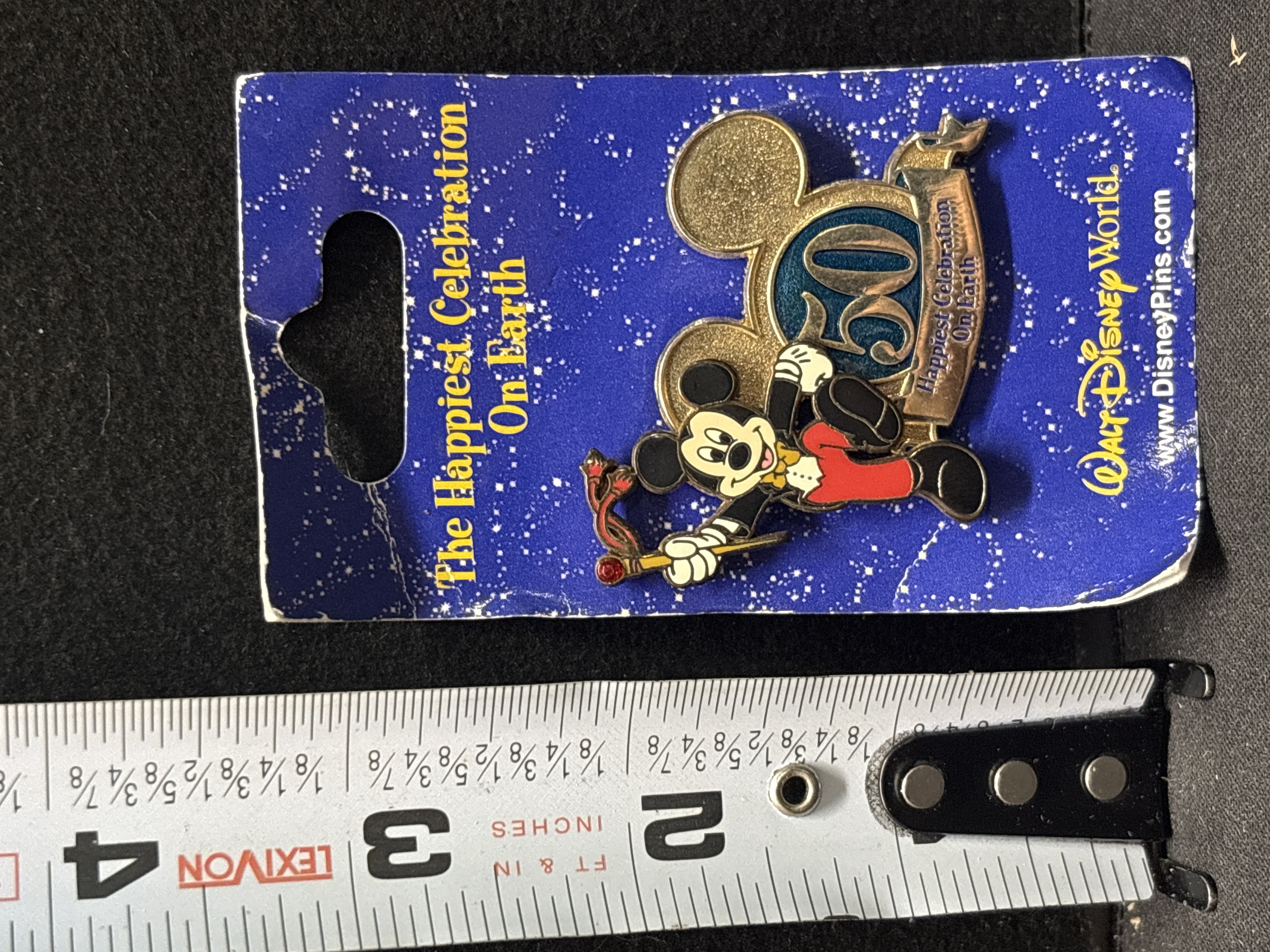 LOT 2026-682 — Épinglette Disney de collection représentant Mickey Mouse avec le chiffre « 50… — photo 1