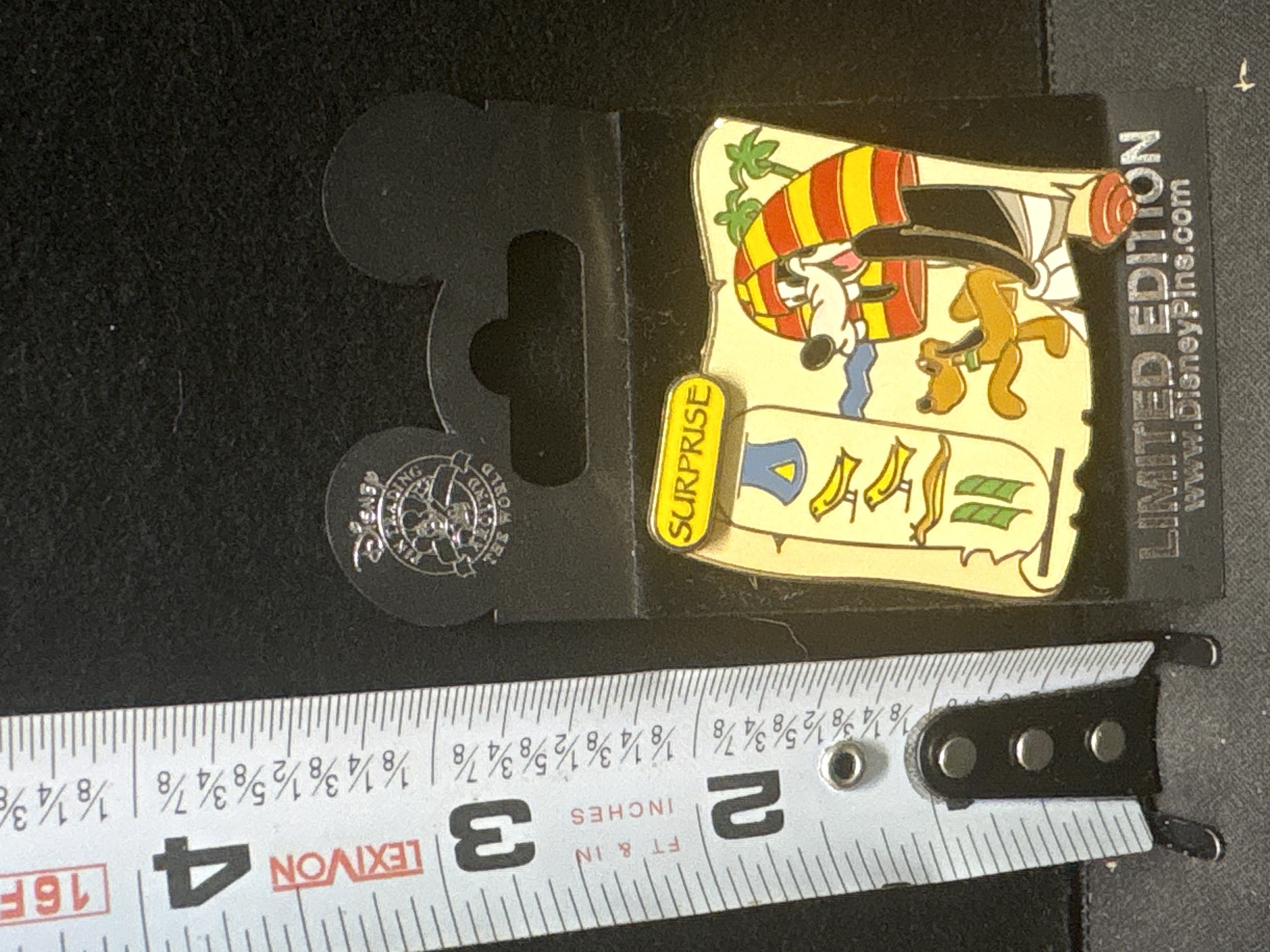 LOT 2026-683 — Épinglette Disney à tirage limité mettant en vedette Dingo dans une scène… — photo 1