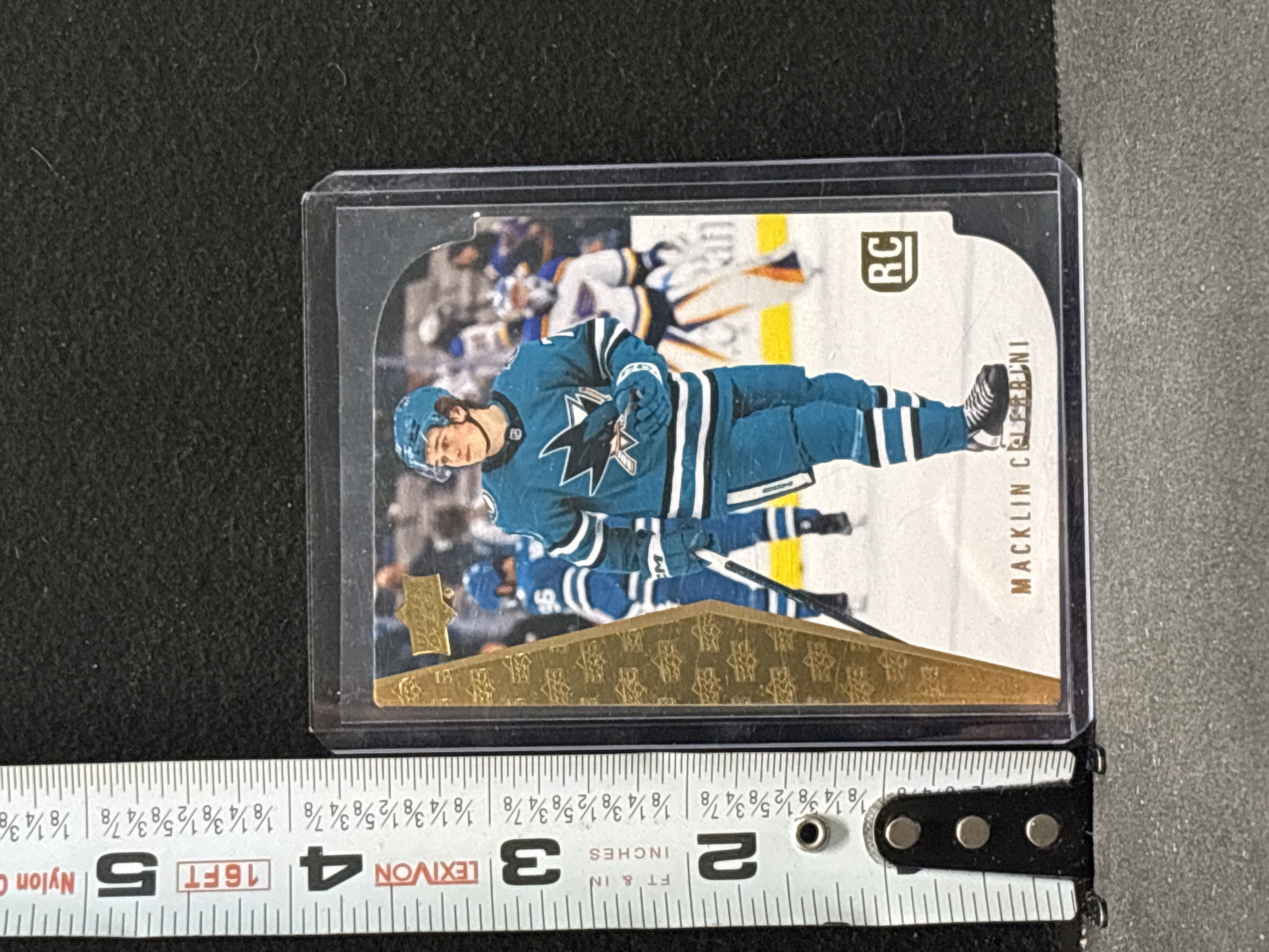 LOT 2026-687 — Carte de hockey de collection Macklin Celebrini, recrue des Sharks de San… — photo 1