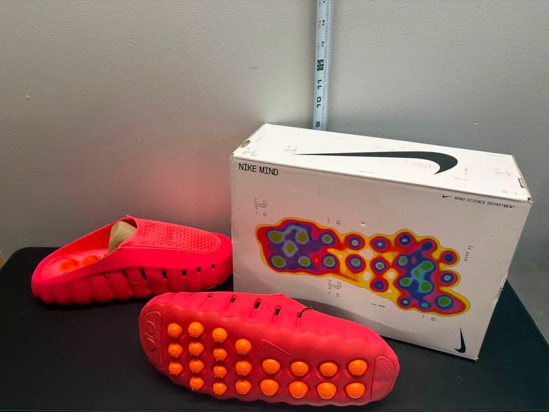 LOT 2026-071 — Chaussures Nike Mind 001 – Solar Red / Chrome – Grandeur 10 – Avec boîte — photo 1