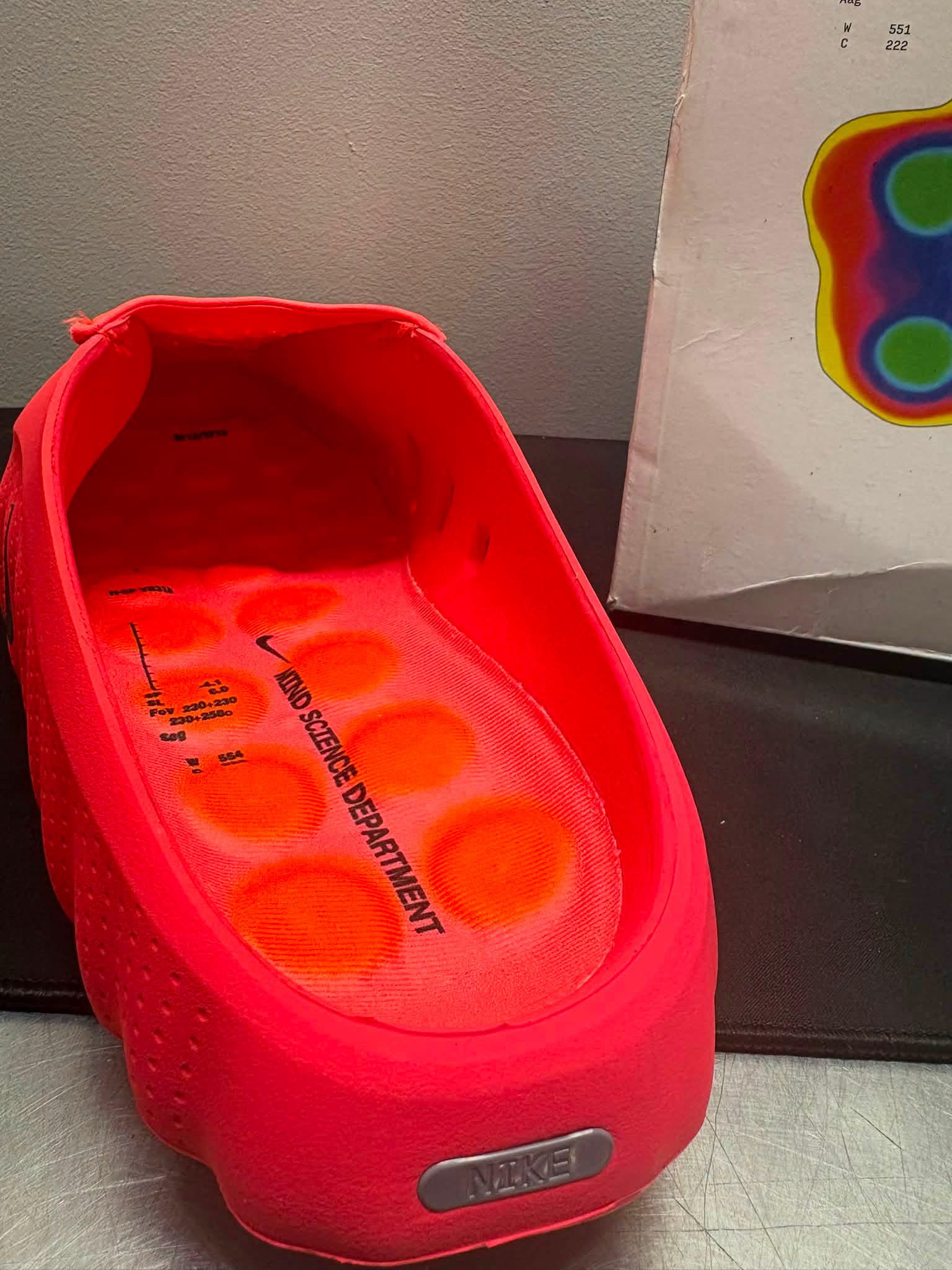 LOT 2026-071 — Chaussures Nike Mind 001 – Solar Red / Chrome – Grandeur 10 – Avec boîte — photo 2