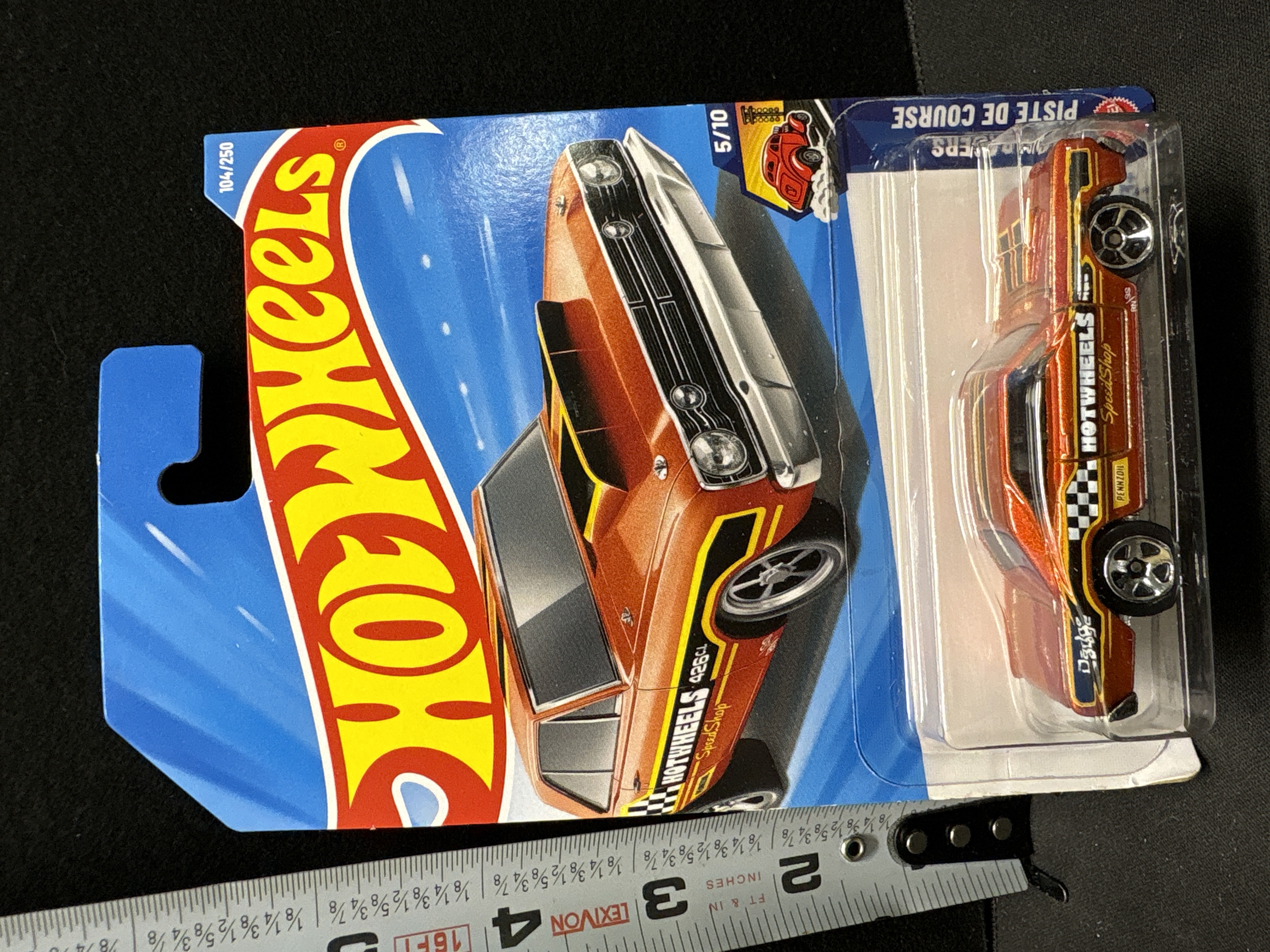 LOT 2026-692 — Petite voiture miniature Hot Wheels présentée dans son emballage blister, avec… — photo 1