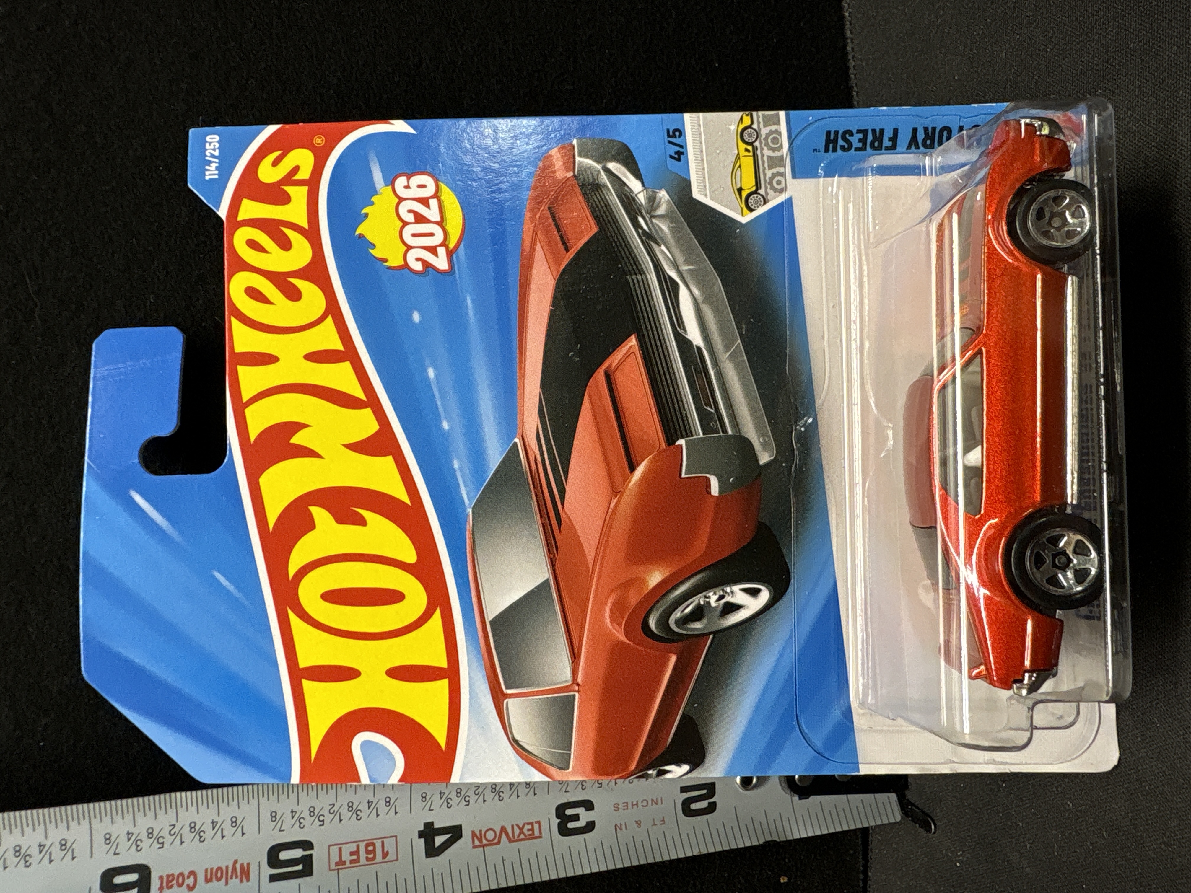 LOT 2026-695 — Voiture miniature Hot Wheels rouge métallisé, présentée sous emballage blister — photo 1