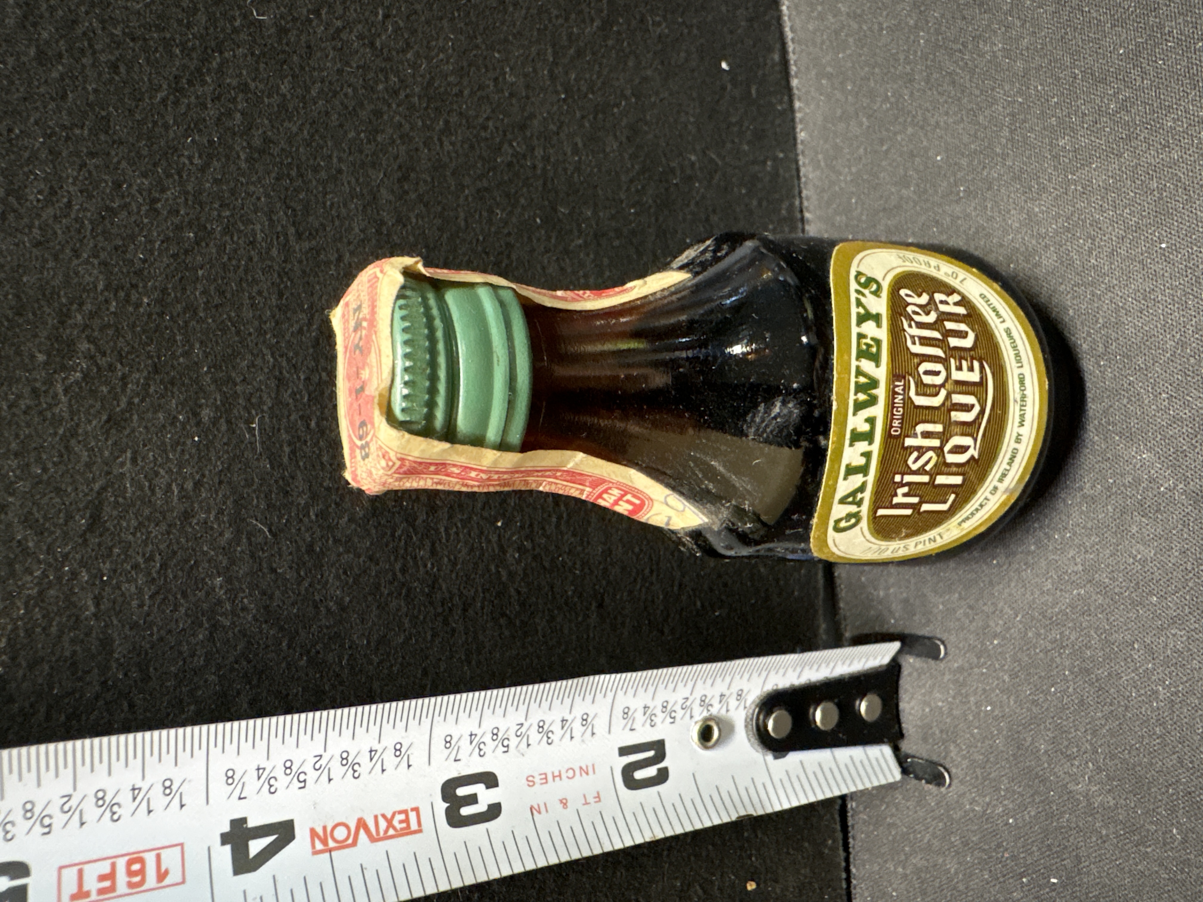 LOT 2026-704 — Bouteille miniature de liqueur **Gallwey’s Original Irish Coffee Liqueur**… — photo 1