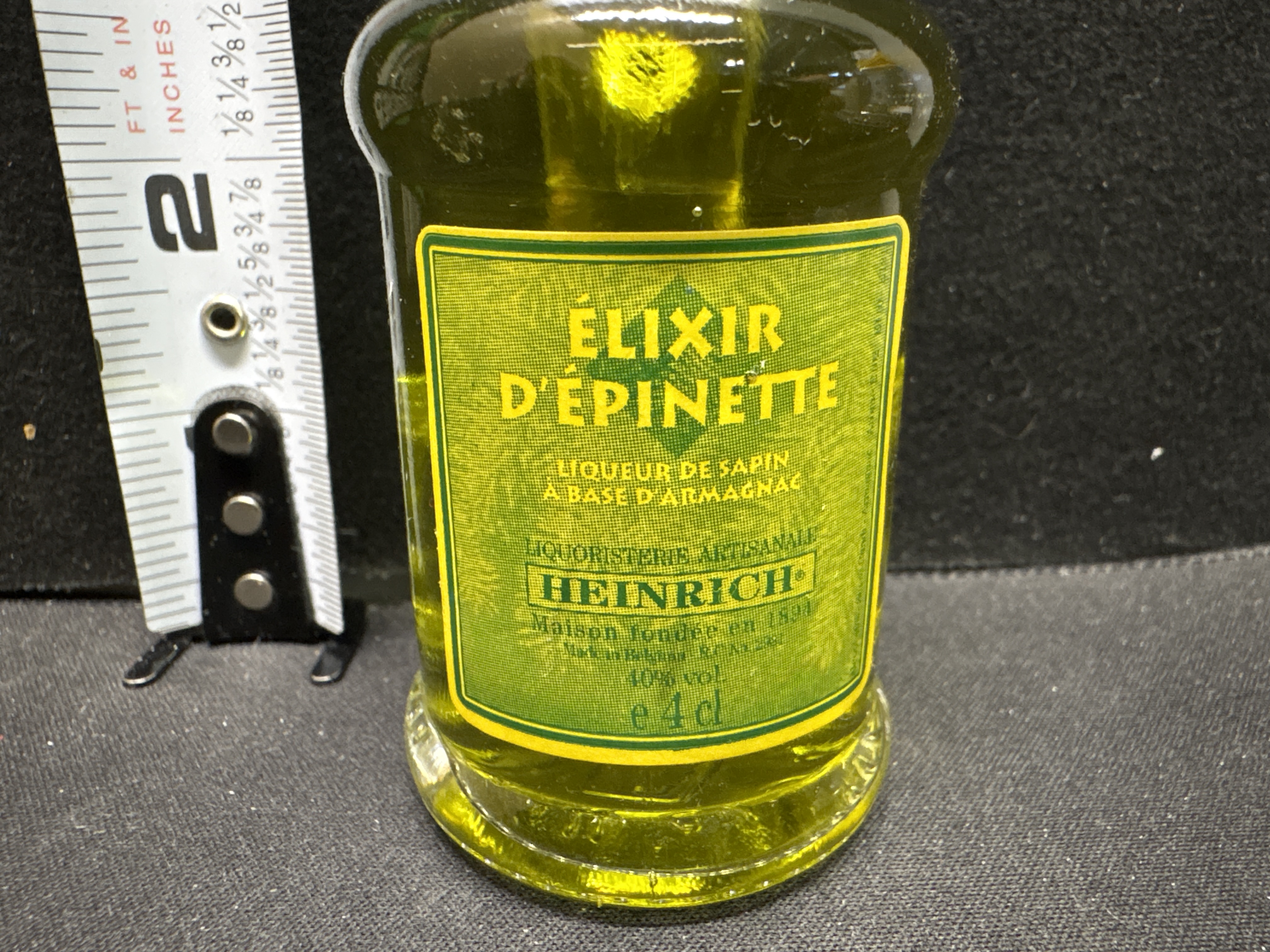 LOT 2026-705 — Bouteille en verre contenant un élixir d’épinette, identifié sur l’étiquette… — photo 2