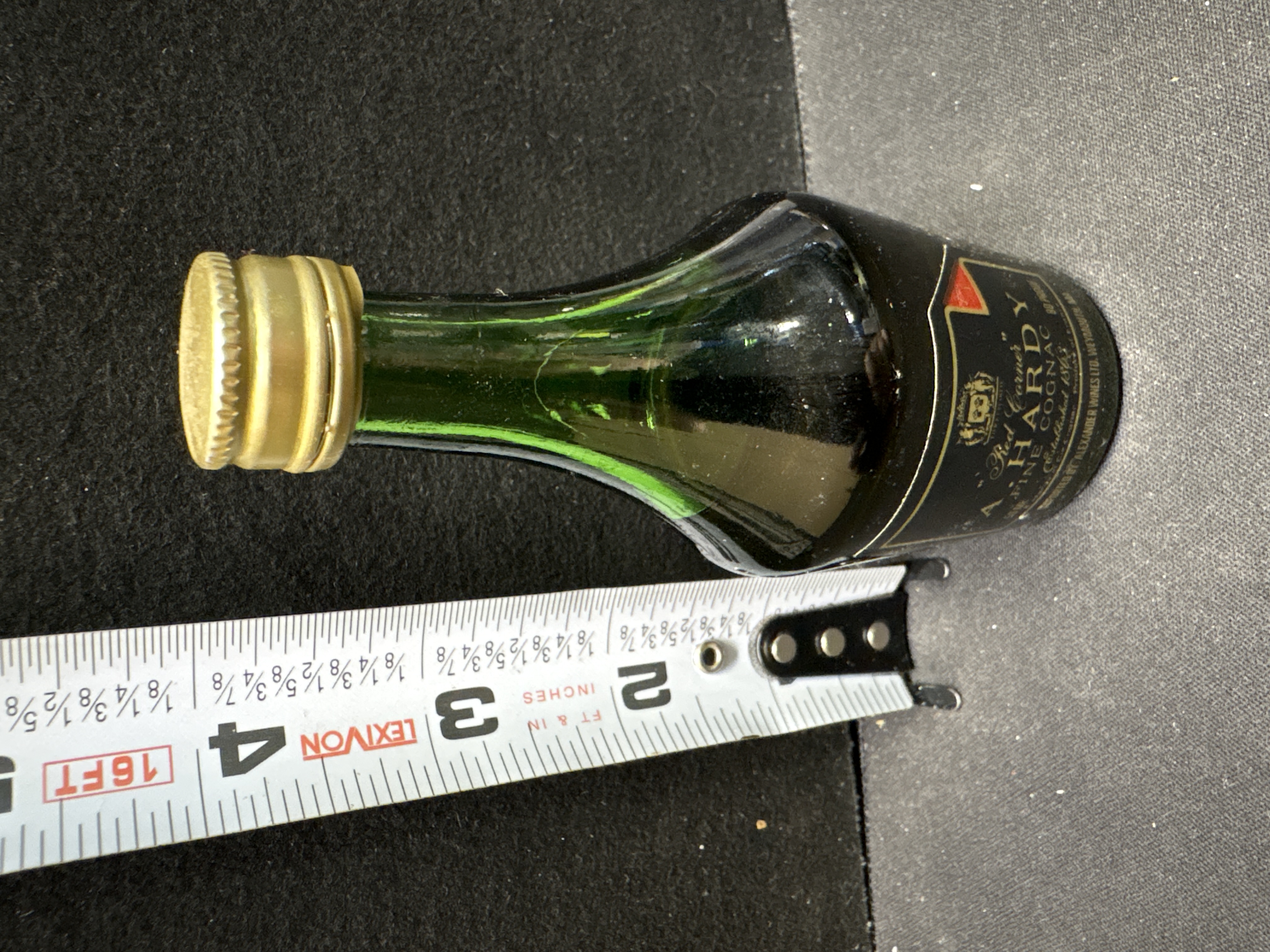 LOT 2026-706 — Petite bouteille miniature de cognac **Red Corner A — photo 1