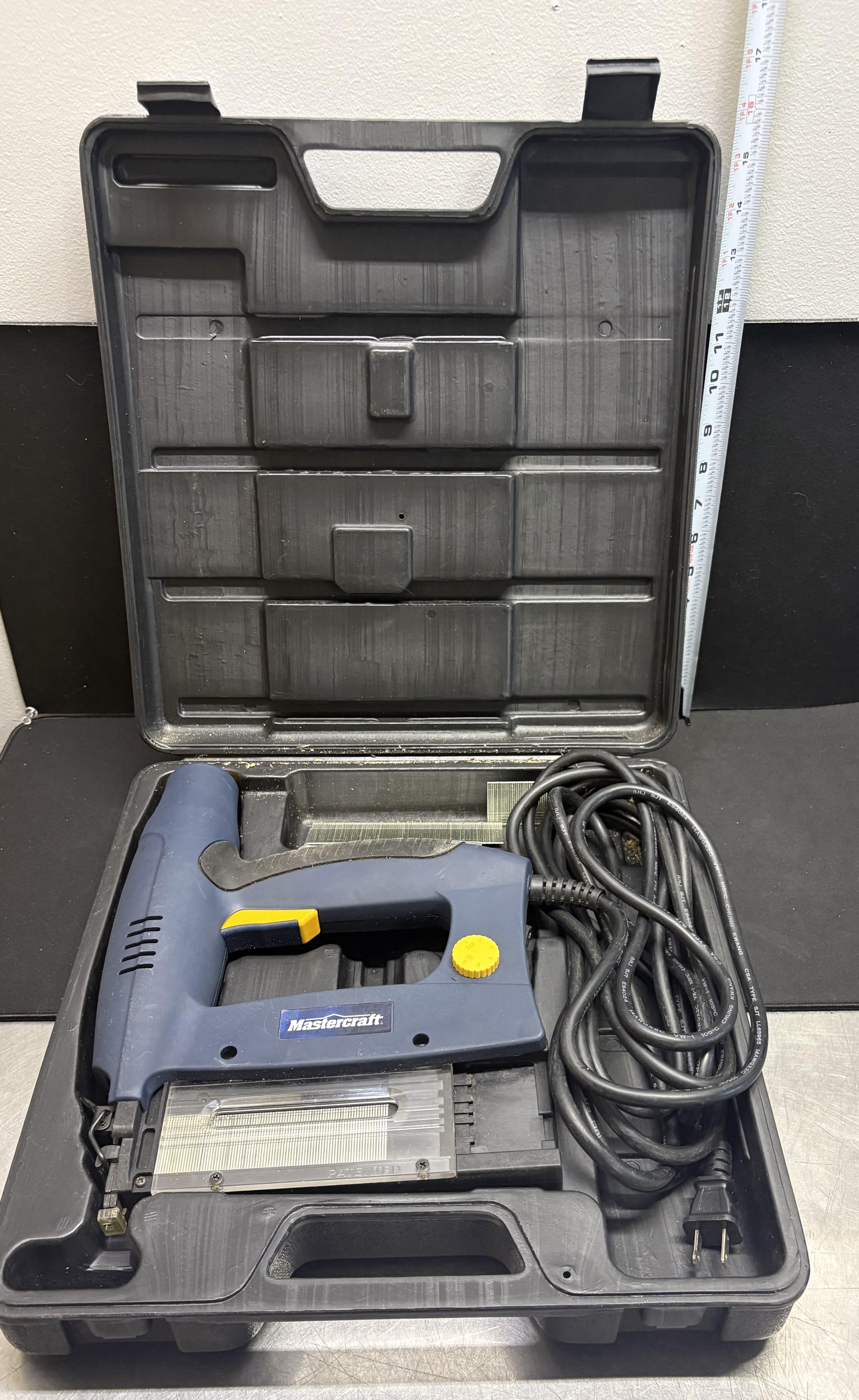 LOT 2026-073 — Agrafeuse / cloueuse électrique Mastercraft – Avec coffret — photo 1
