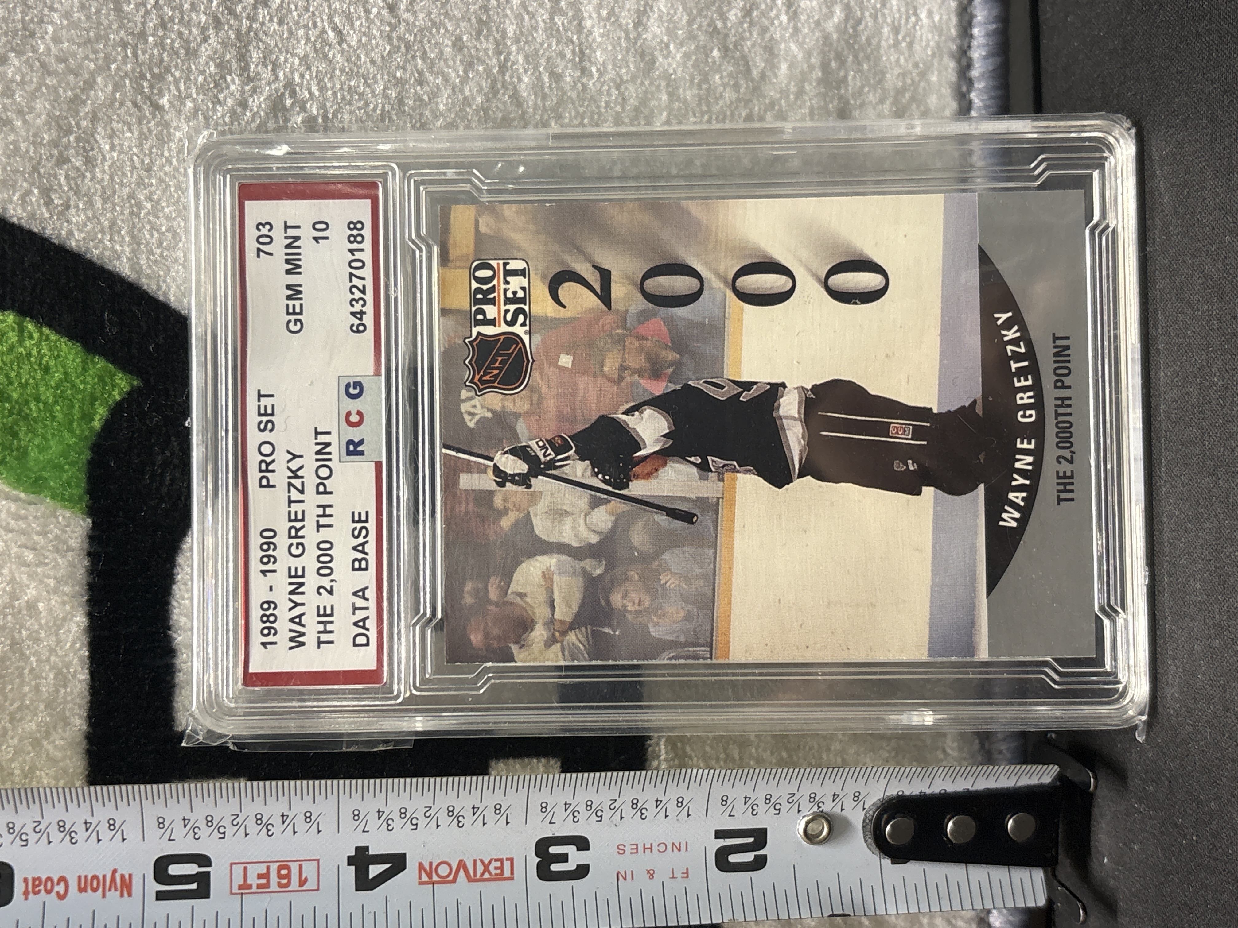 LOT 2026-709 — Carte de hockey Wayne Gretzky de la série 1989-1990 Pro Set, numéro 703… — photo 1