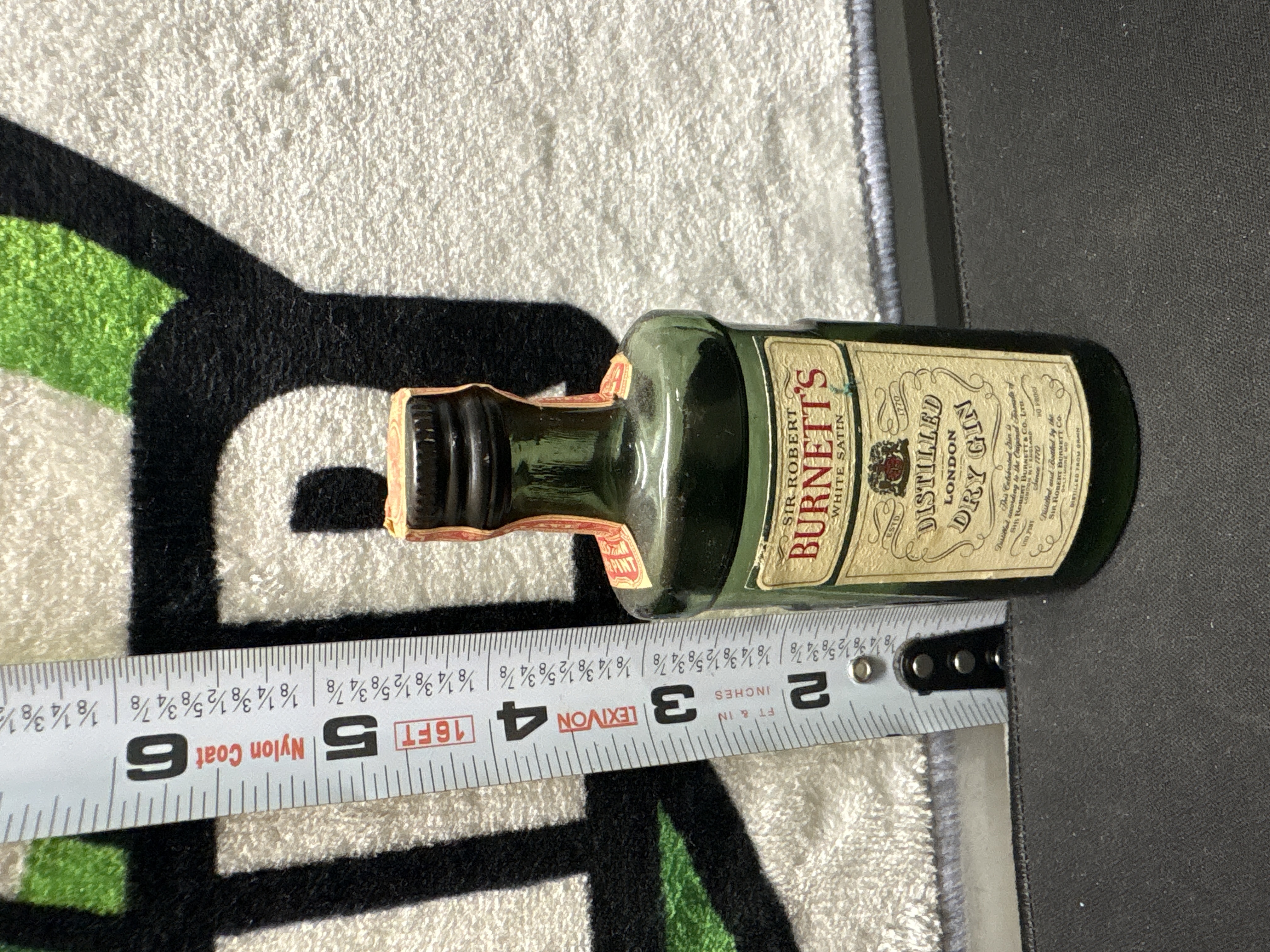 LOT 2026-715 — Petite bouteille en verre vert de gin **Sir Robert Burnett’s White Satin**… — photo 1