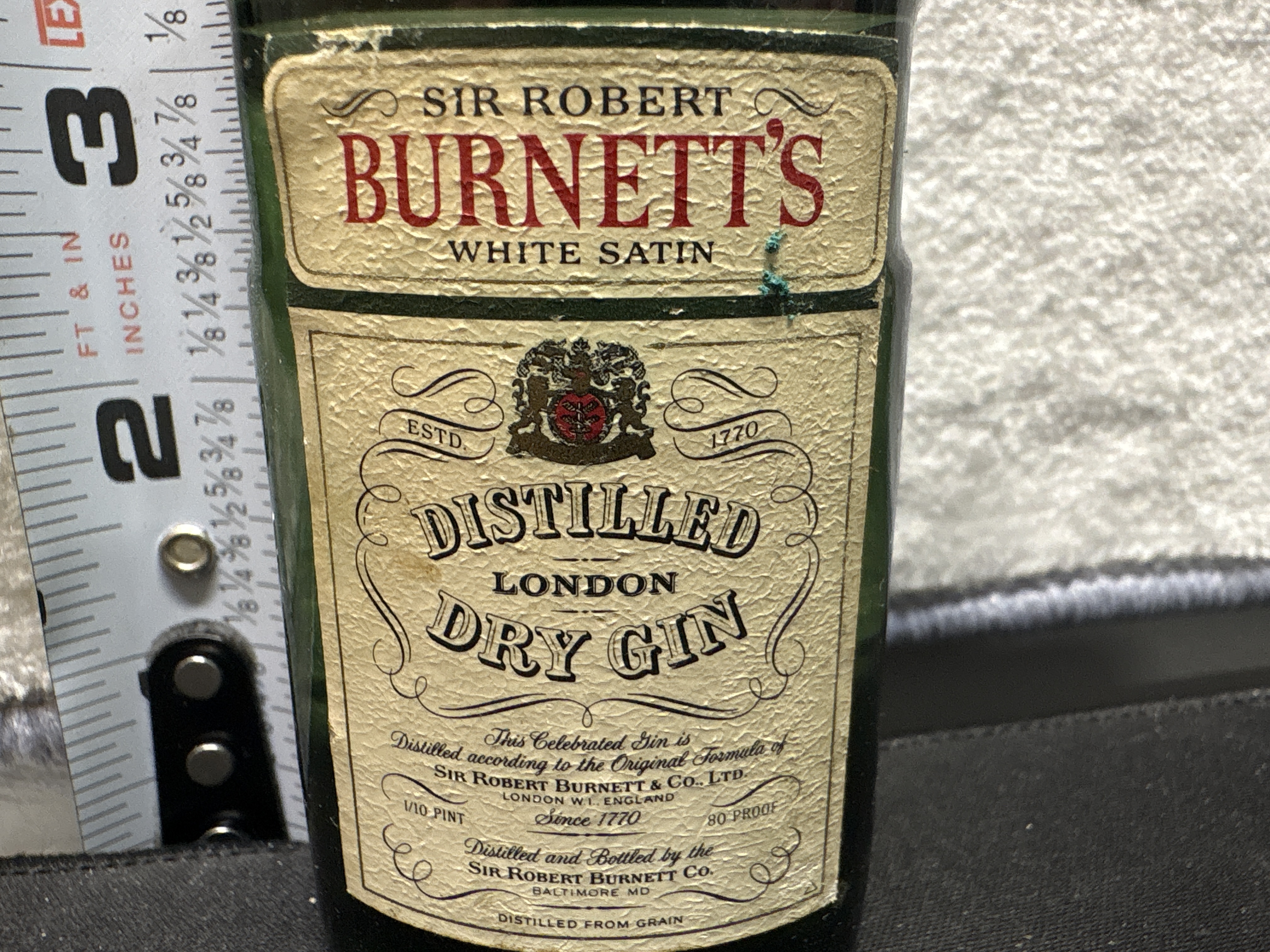 LOT 2026-715 — Petite bouteille en verre vert de gin **Sir Robert Burnett’s White Satin**… — photo 2