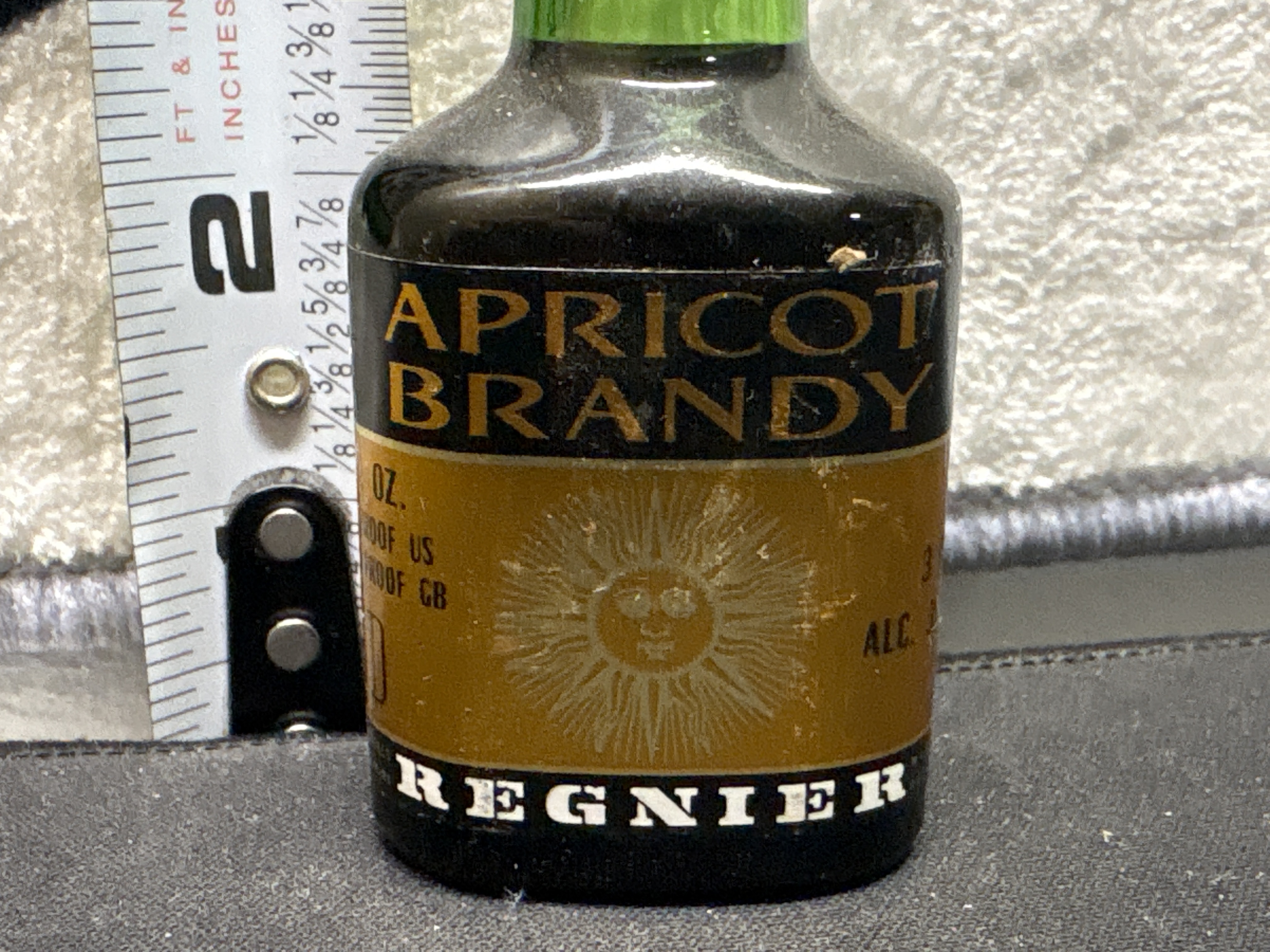 LOT 2026-717 — Bouteille vintage de brandy à l’abricot « Apricot Brandy » de marque Régnier… — photo 2