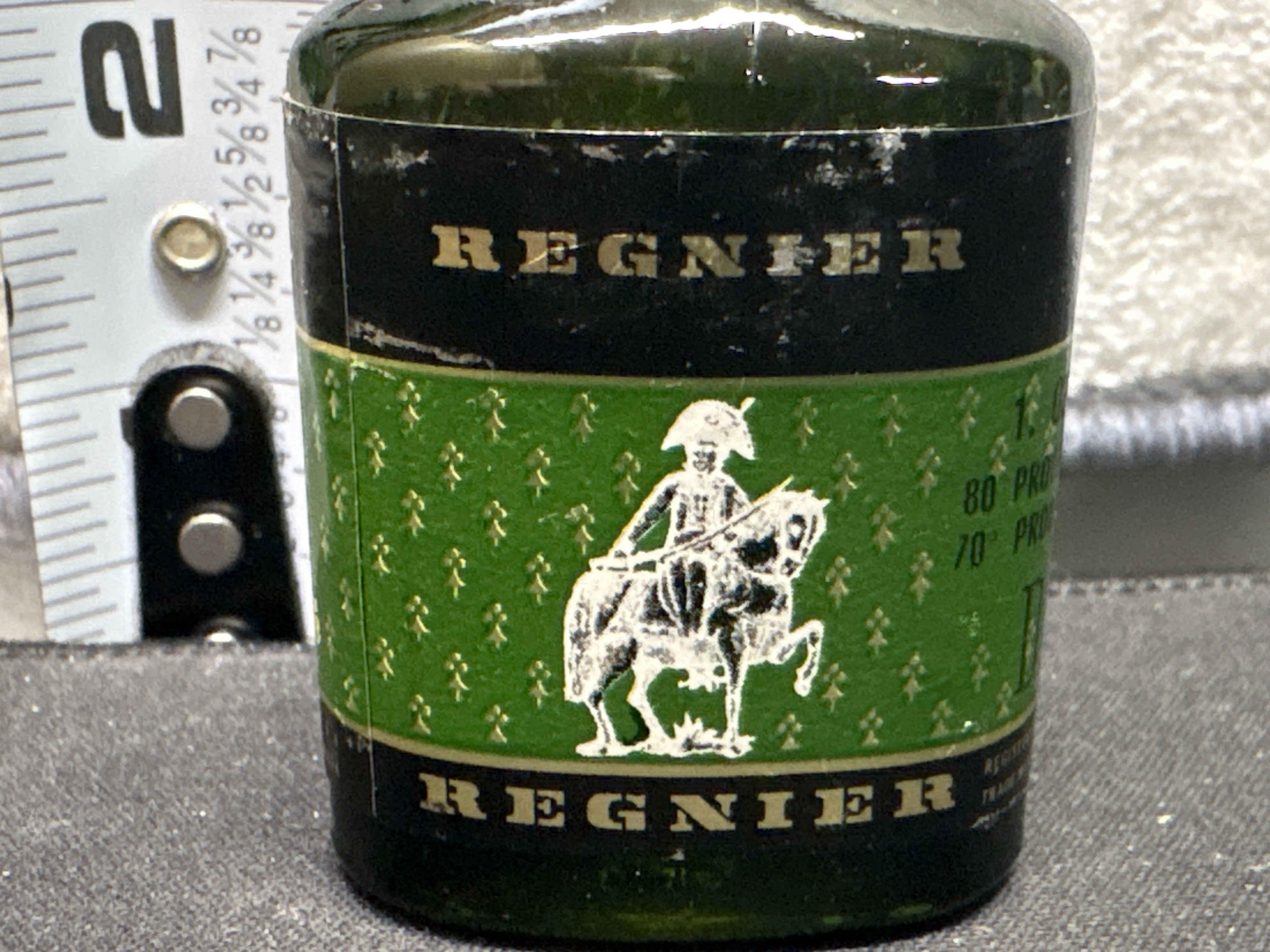 LOT 2026-718 — Petite bouteille de collection en verre vert, d’environ 3 po de hauteur… — photo 2