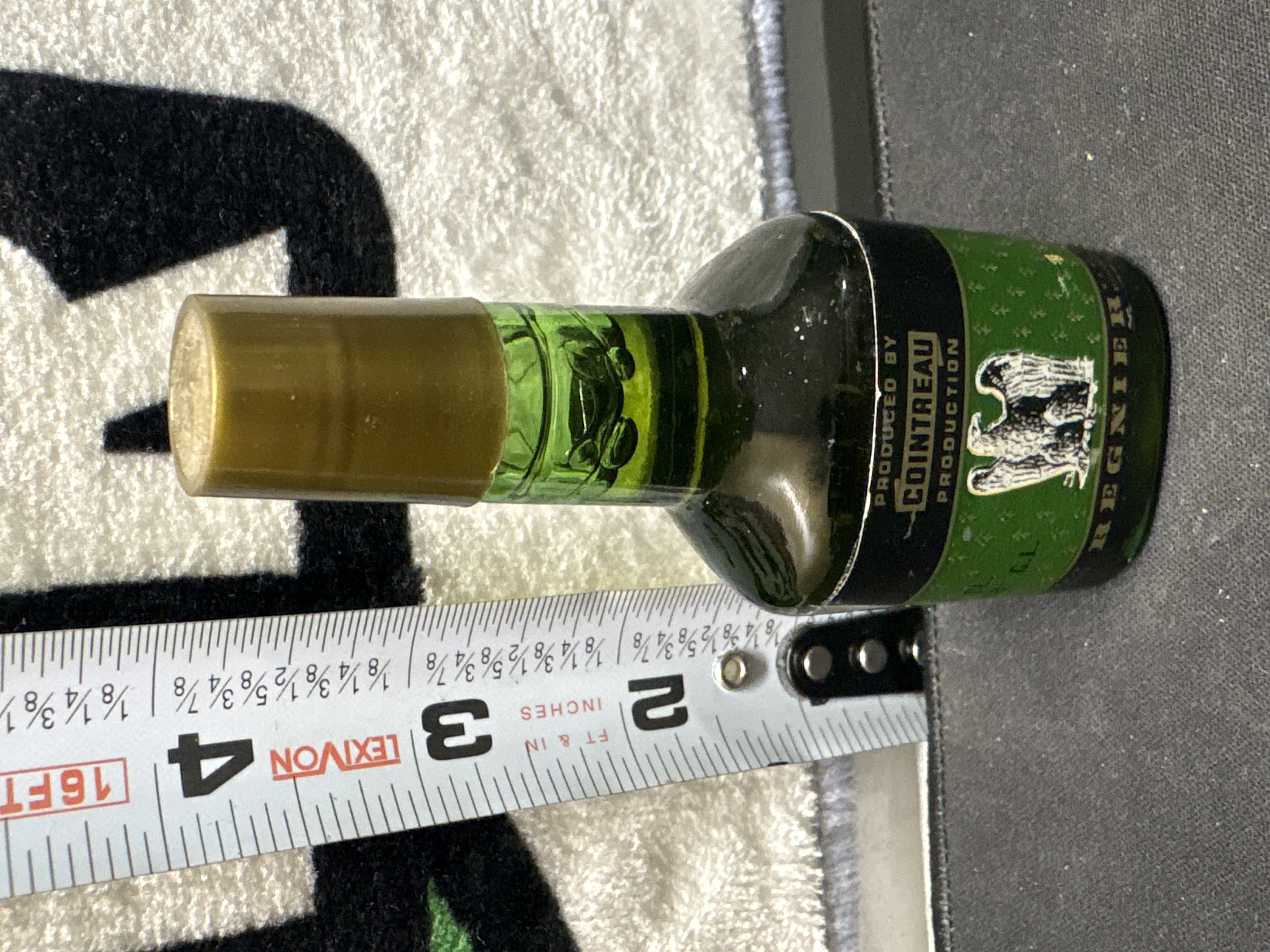 LOT 2026-718 — Petite bouteille de collection en verre vert, d’environ 3 po de hauteur… — photo 1