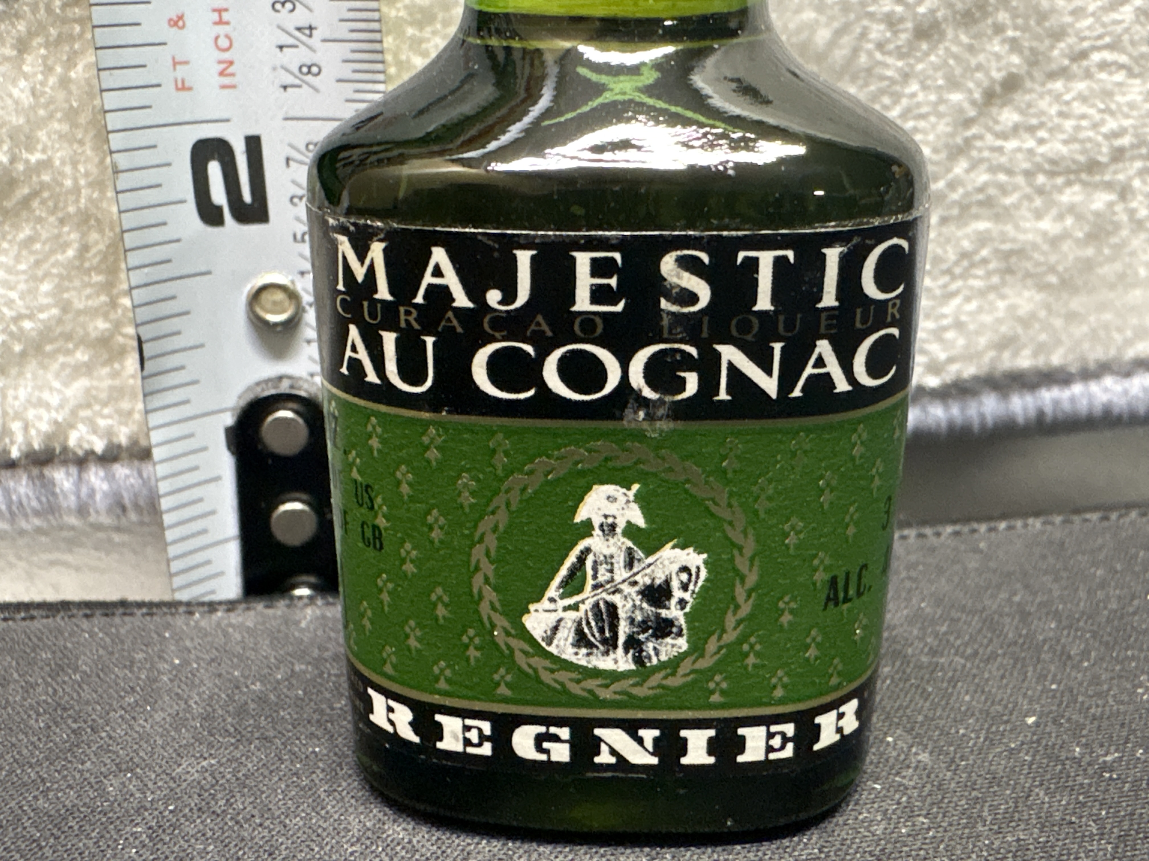 LOT 2026-718 — Petite bouteille de collection en verre vert, d’environ 3 po de hauteur… — photo 3