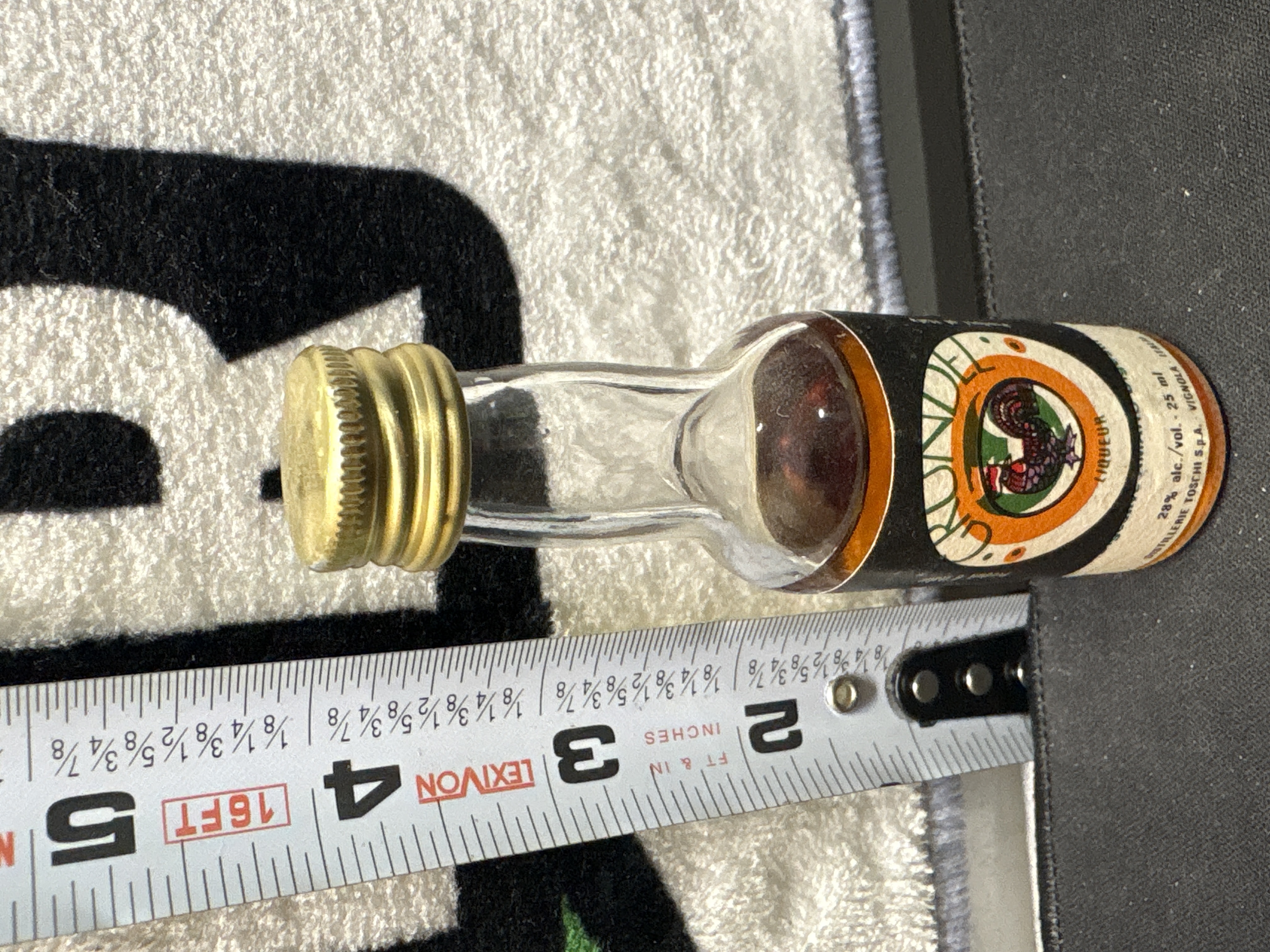 LOT 2026-719 — Petite bouteille miniature en verre contenant une liqueur italienne, avec… — photo 1