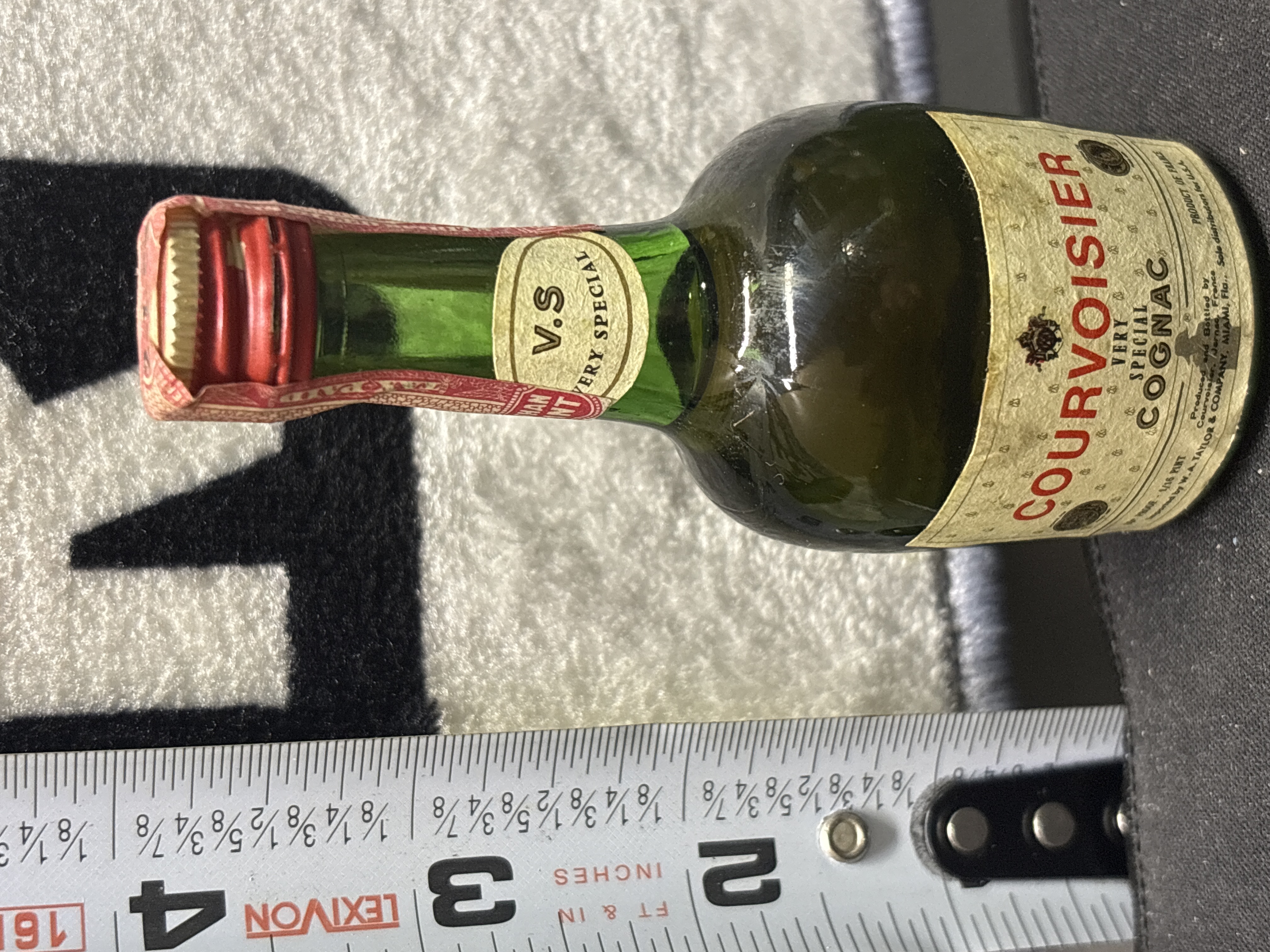 LOT 2026-720 — Petite bouteille miniature de cognac Courvoisier V.S — photo 1