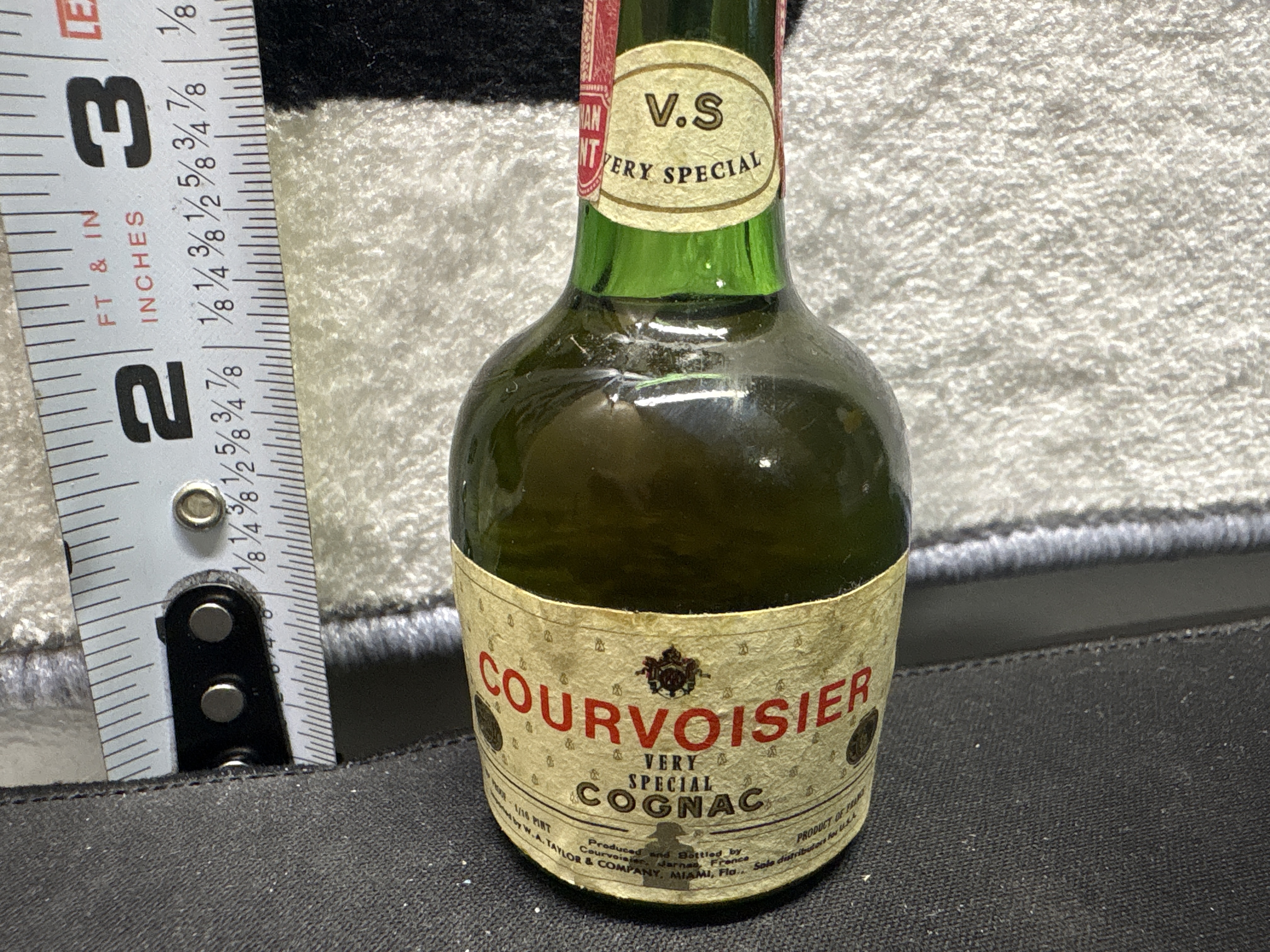 LOT 2026-720 — Petite bouteille miniature de cognac Courvoisier V.S — photo 2