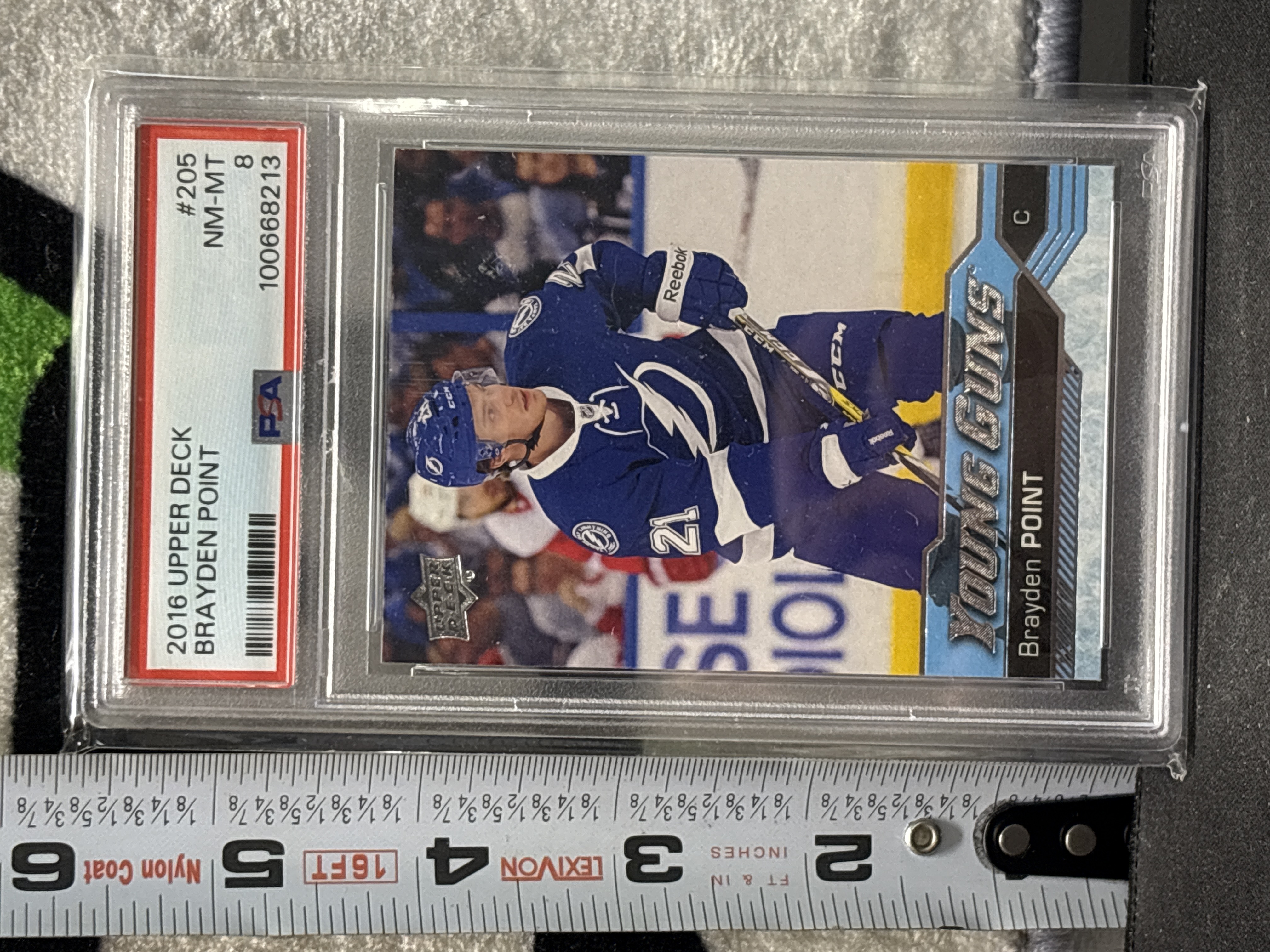 LOT 2026-724 — Carte de hockey 2016 Upper Deck Series One, Young Guns no 205, représentant… — photo 1