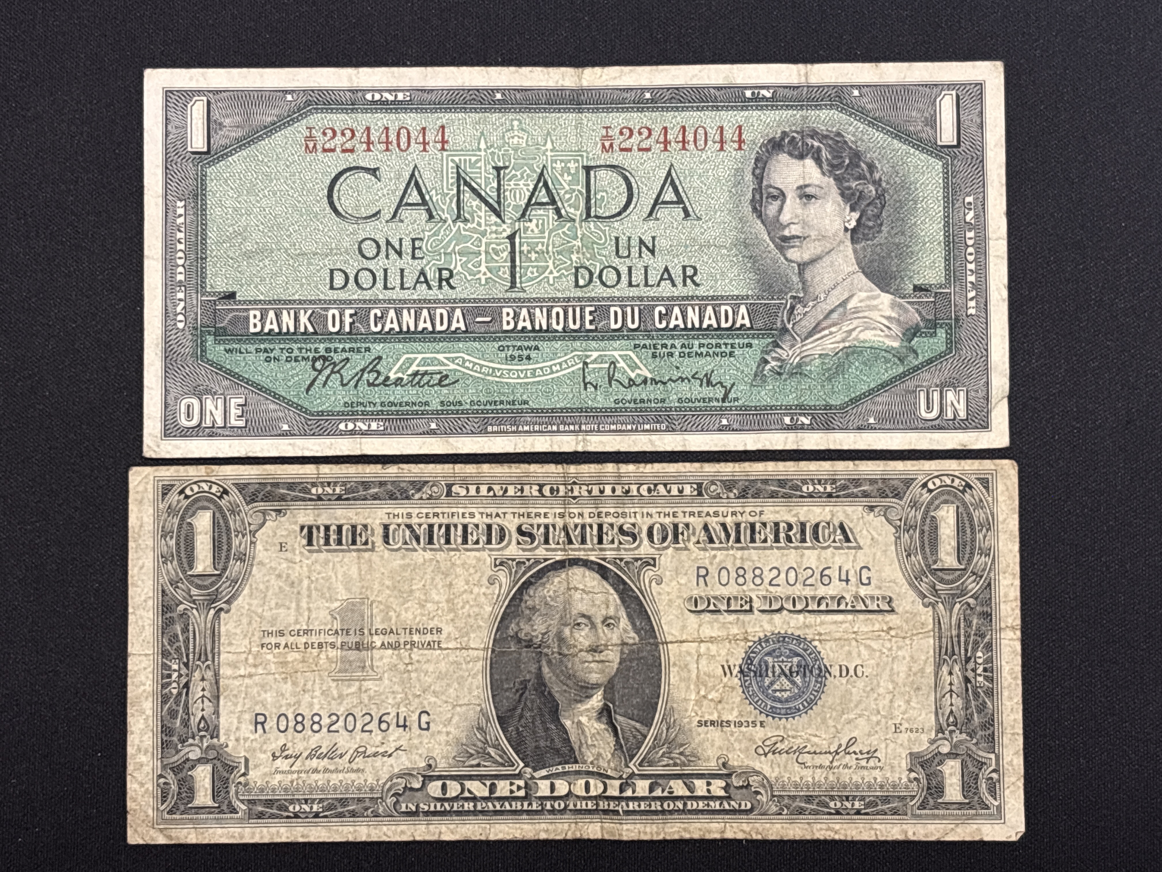 LOT 2026-725 — Lot de 2 billets de banque de collection de 1 dollar : un billet canadien de… — photo 1