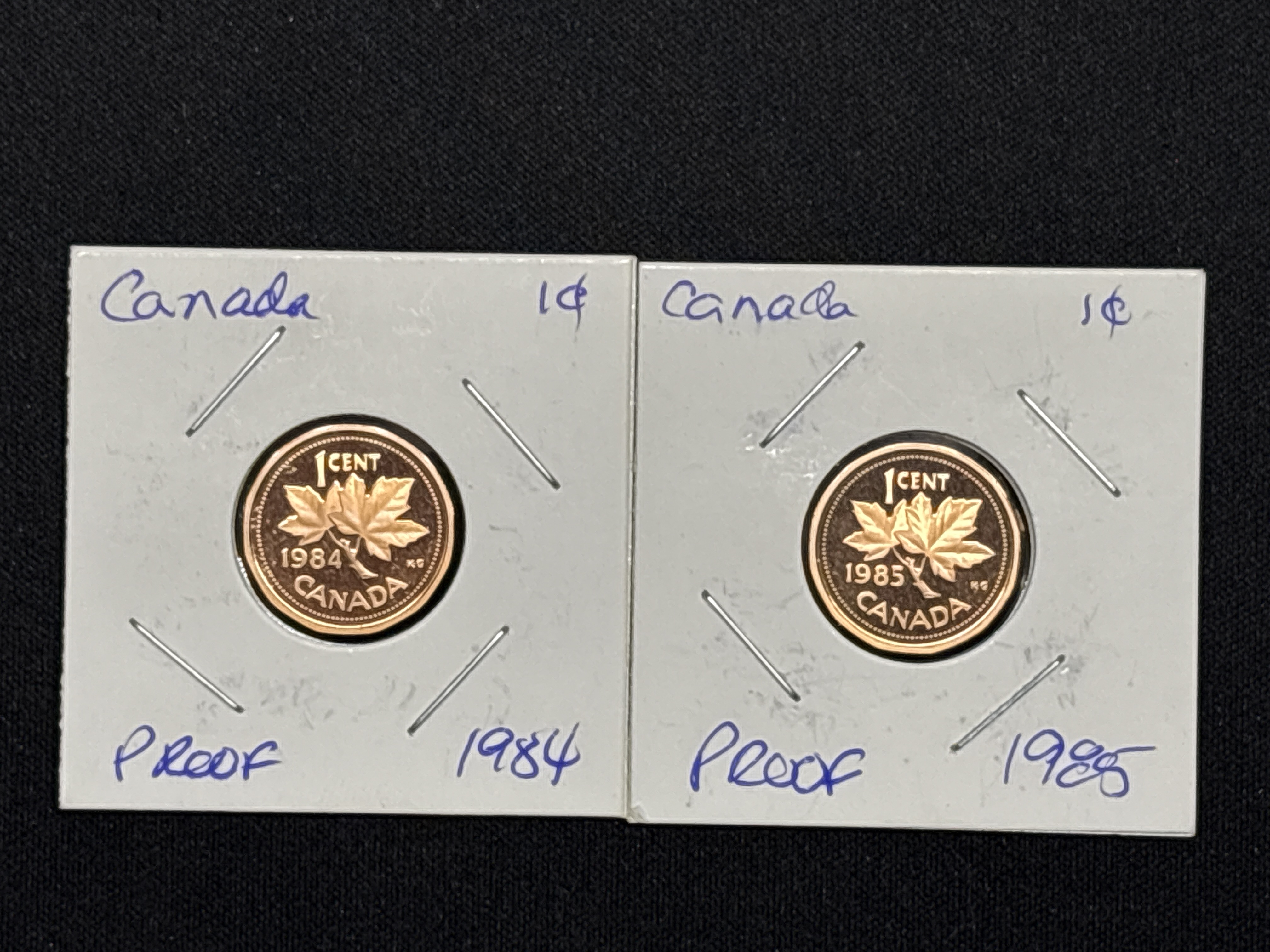 LOT 2026-740 — Ensemble de deux pièces de 1 cent du Canada, datées de 1984 et 1985, chacune… — photo 1