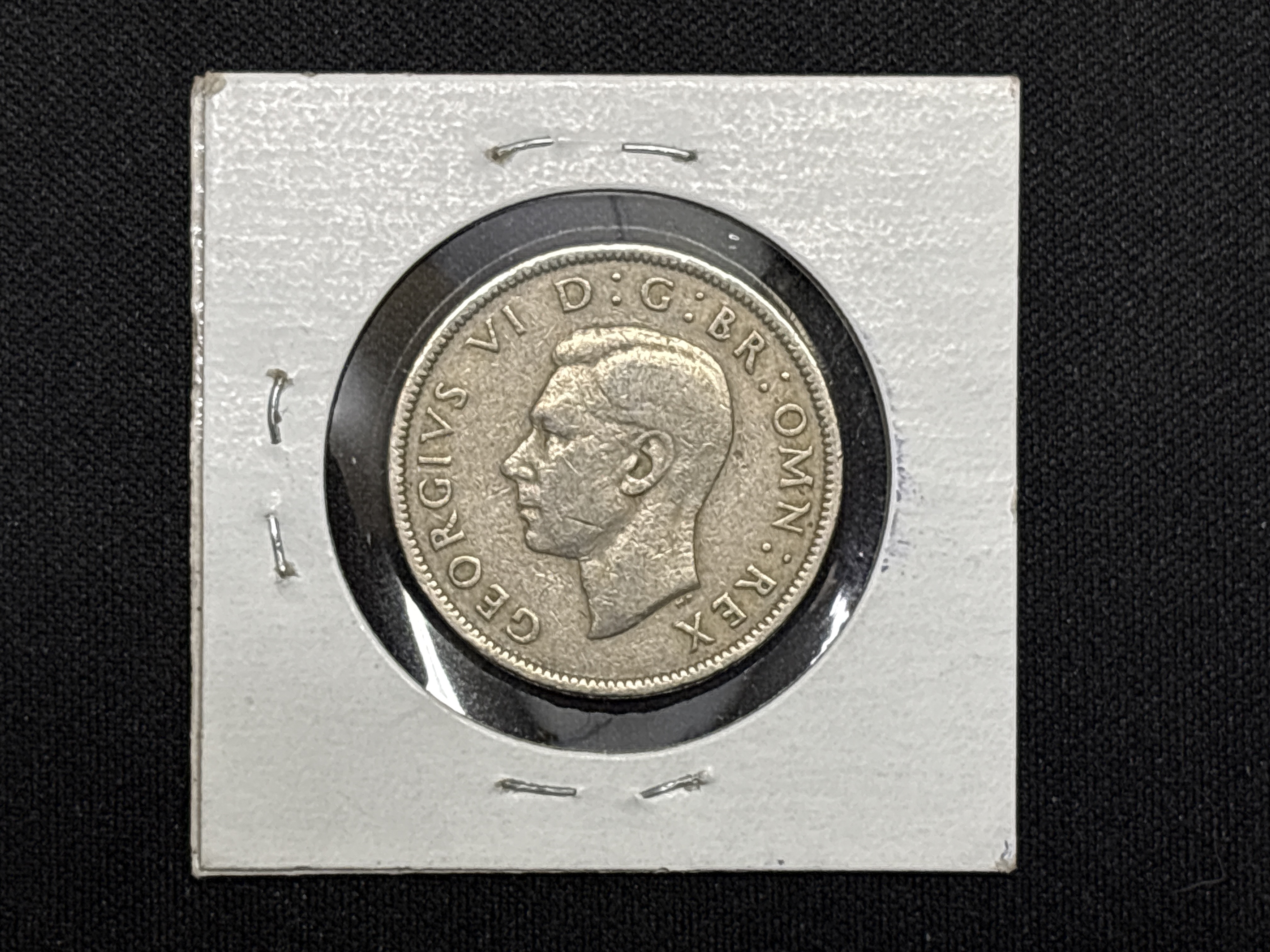 LOT 2026-741 — Pièce de monnaie britannique de 1949, un demi-crown (« Half Crown »), à… — photo 2