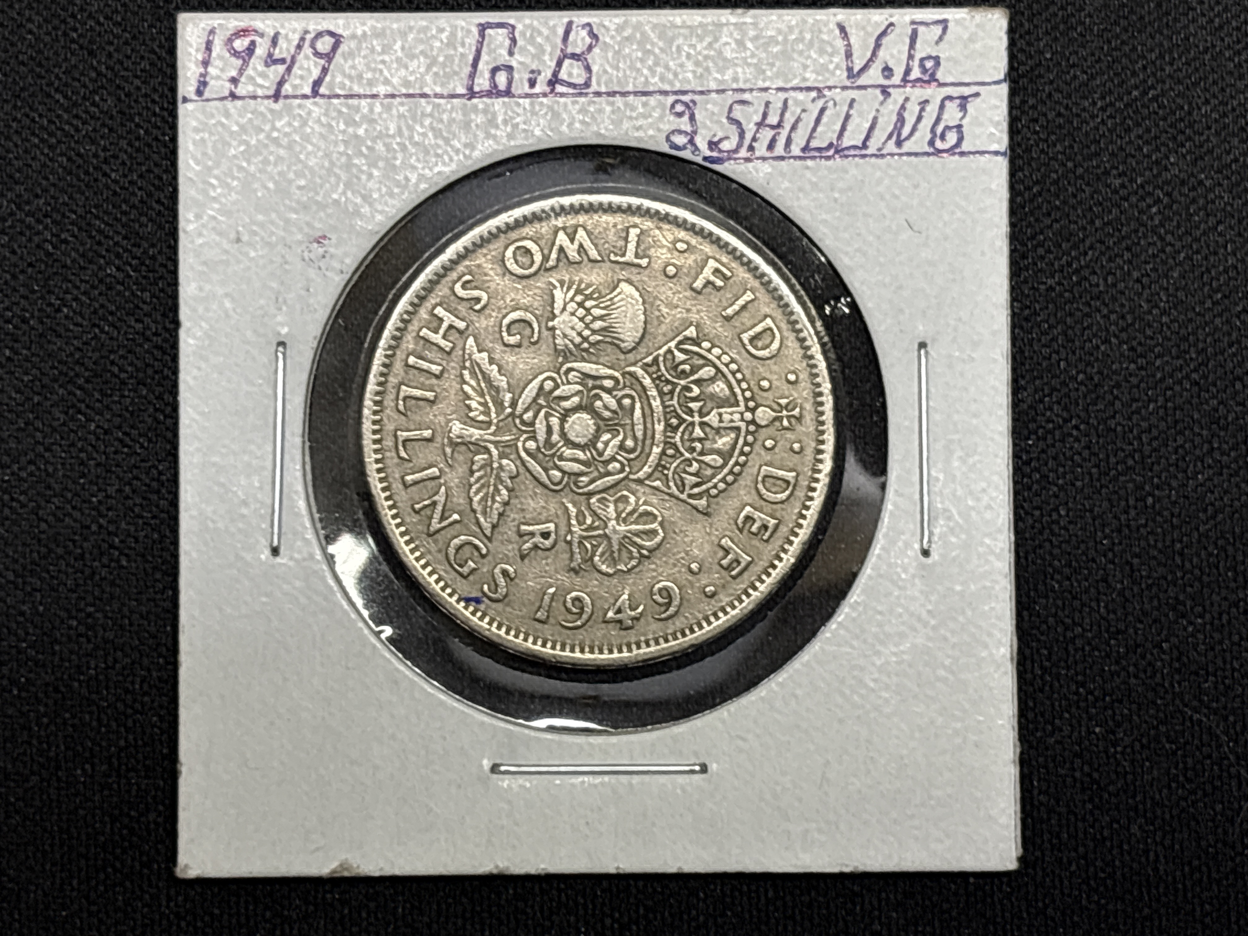LOT 2026-741 — Pièce de monnaie britannique de 1949, un demi-crown (« Half Crown »), à… — photo 1