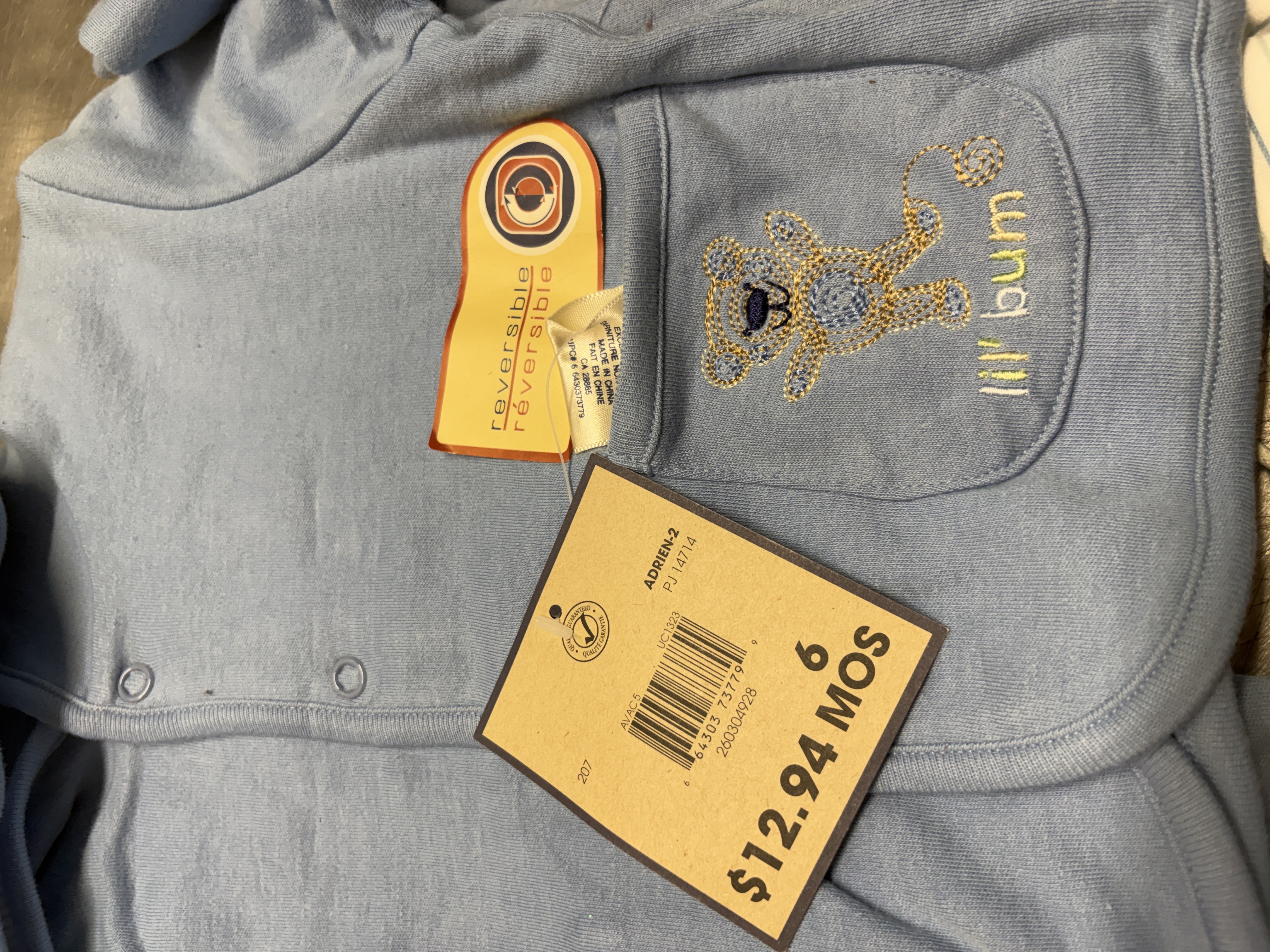 LOT 2026-745 — Lot de vêtements pour bébé en bleu pâle, comprenant des hauts et vestes à… — photo 4