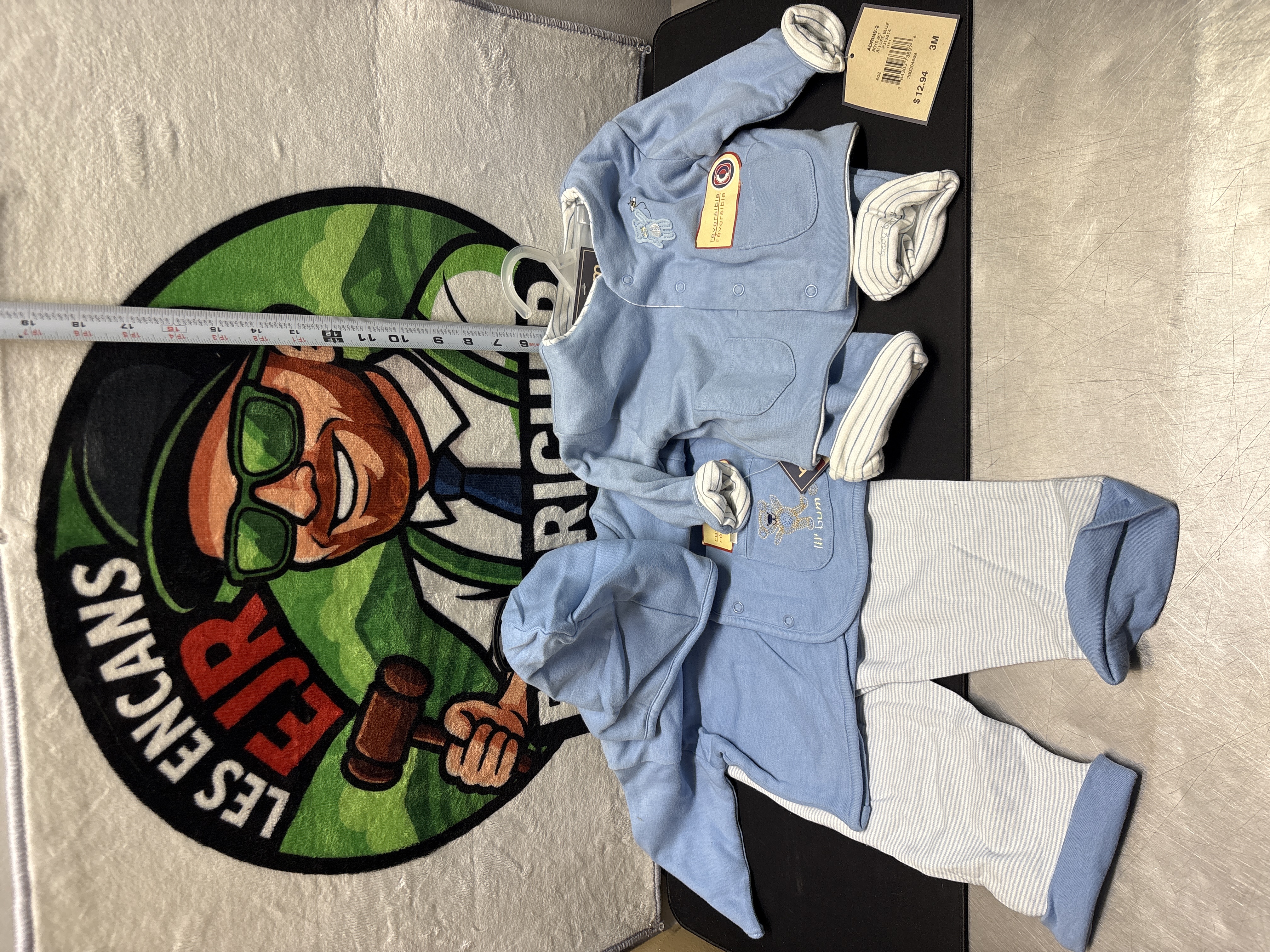 LOT 2026-745 — Lot de vêtements pour bébé en bleu pâle, comprenant des hauts et vestes à… — photo 1