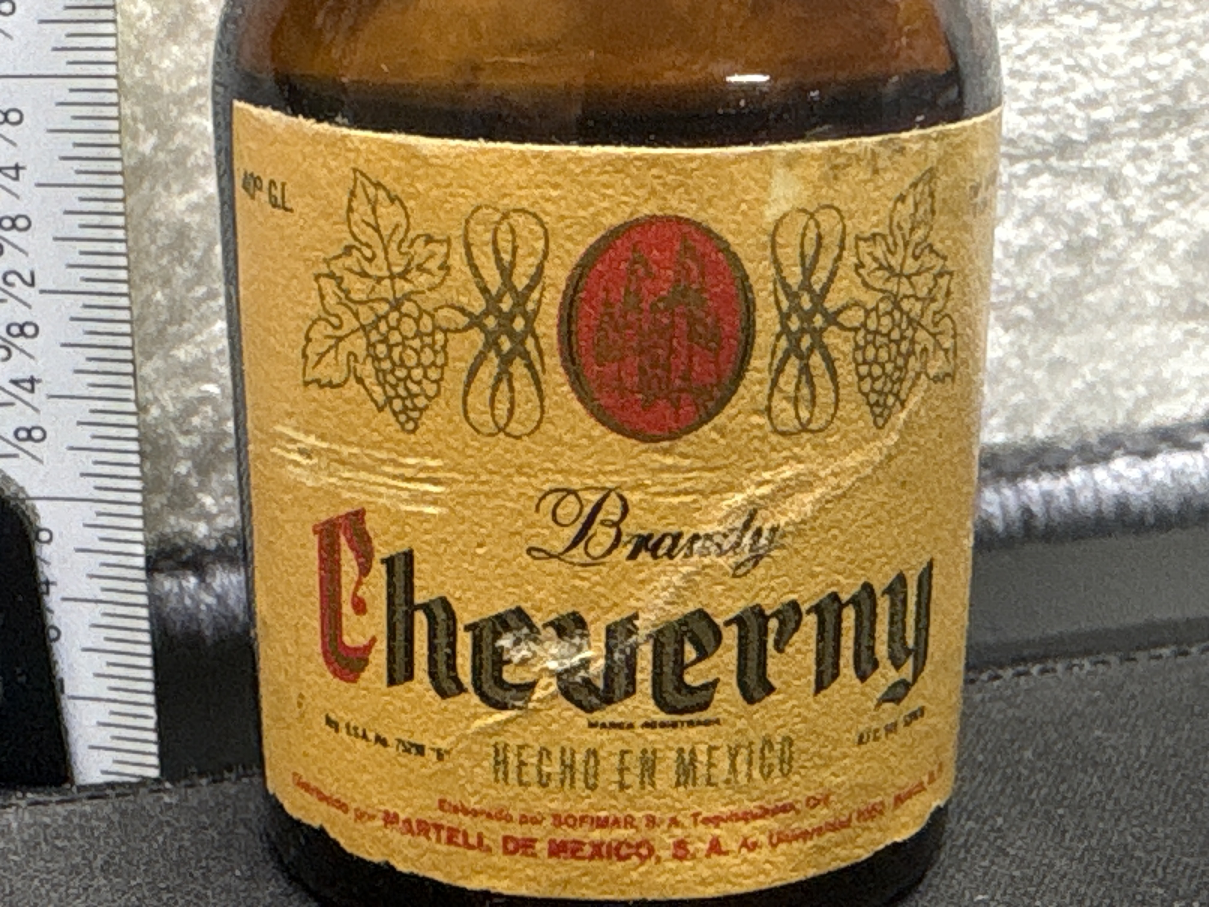 LOT 2026-747 — Bouteille vintage de brandy Cherry, en verre ambré, avec bouchon rouge et… — photo 2