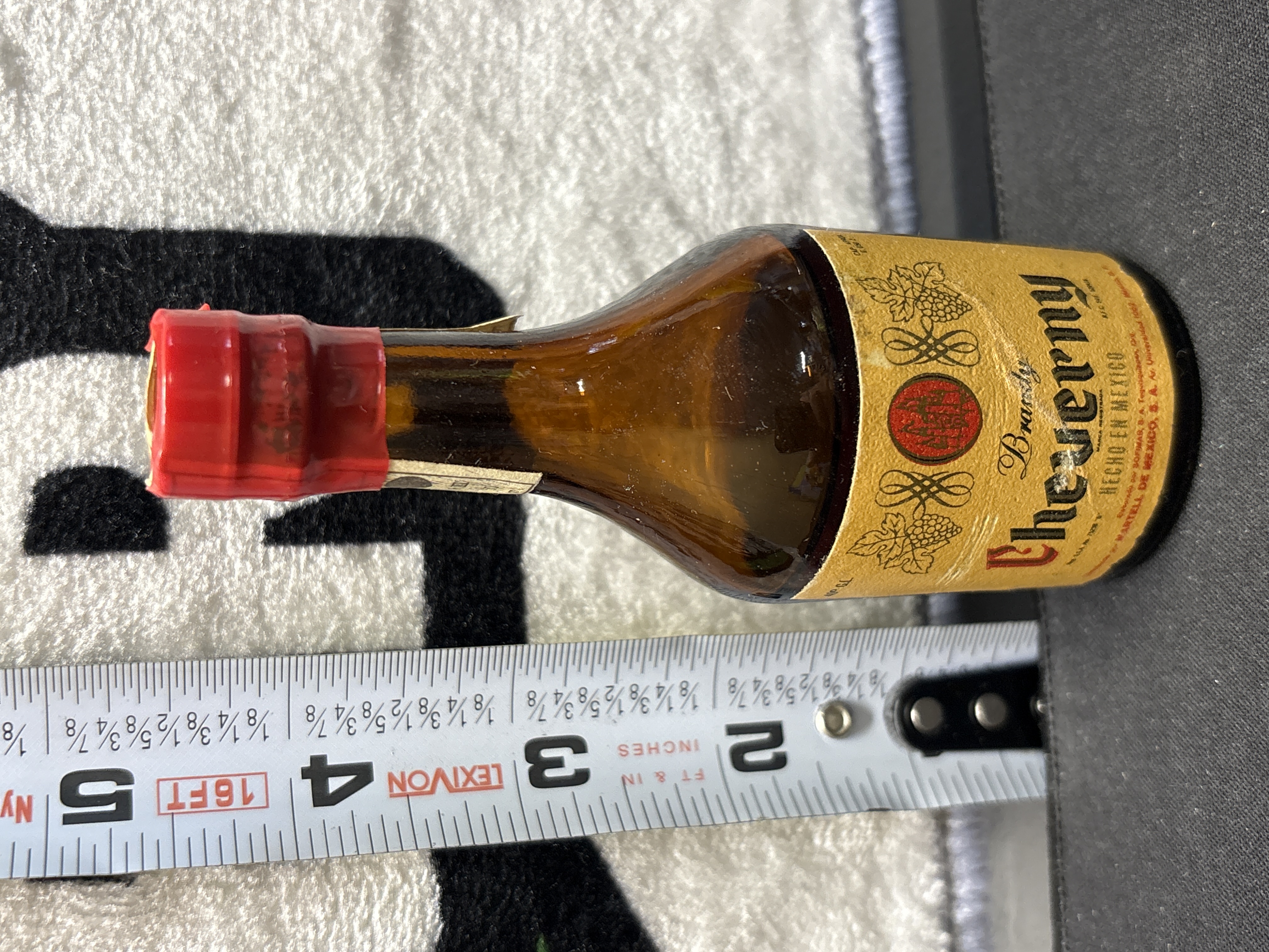 LOT 2026-747 — Bouteille vintage de brandy Cherry, en verre ambré, avec bouchon rouge et… — photo 1