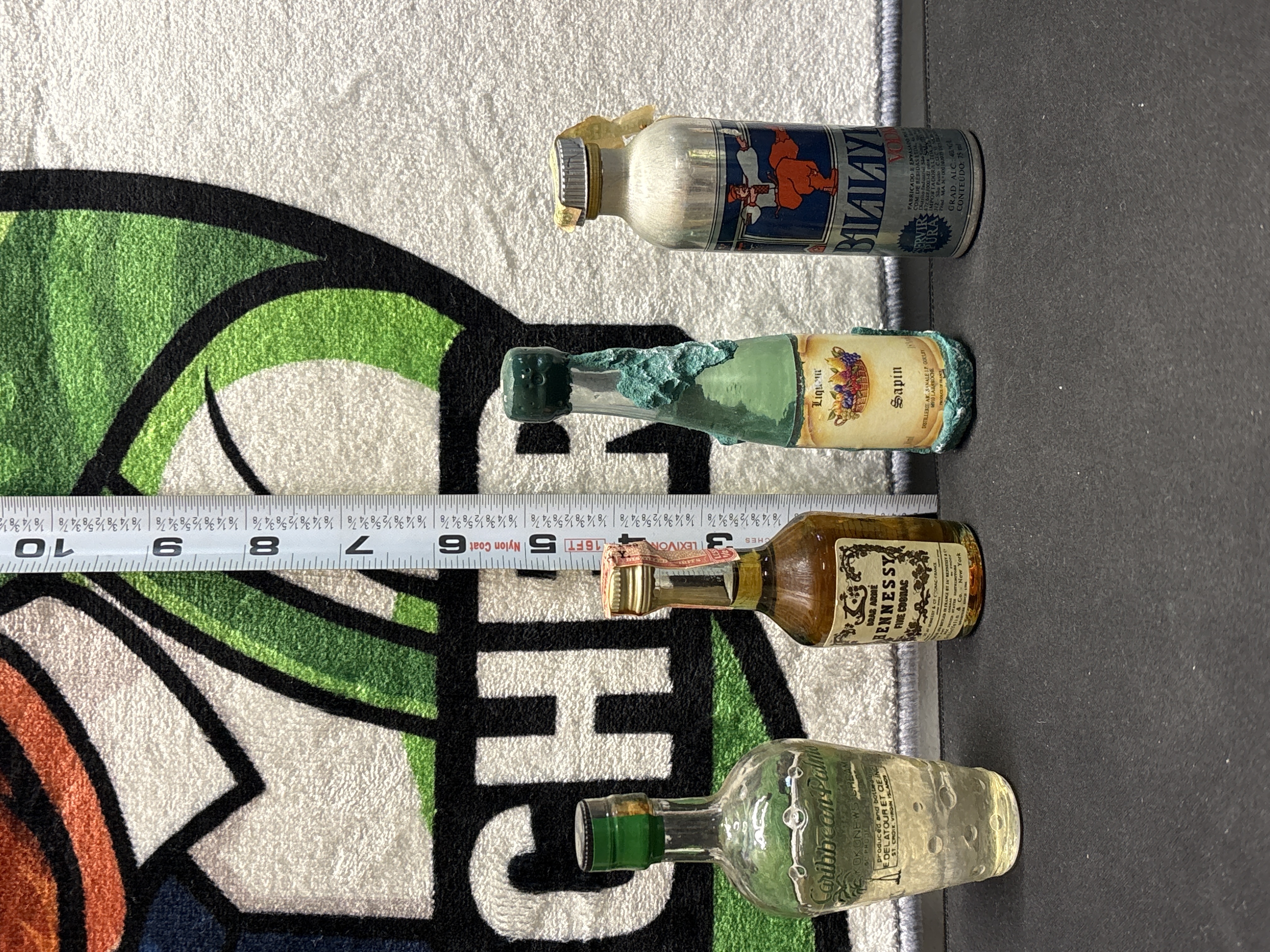 LOT 2026-748 — Ensemble de quatre petites bouteilles de spiritueux et liqueurs vintage, idéal… — photo 1
