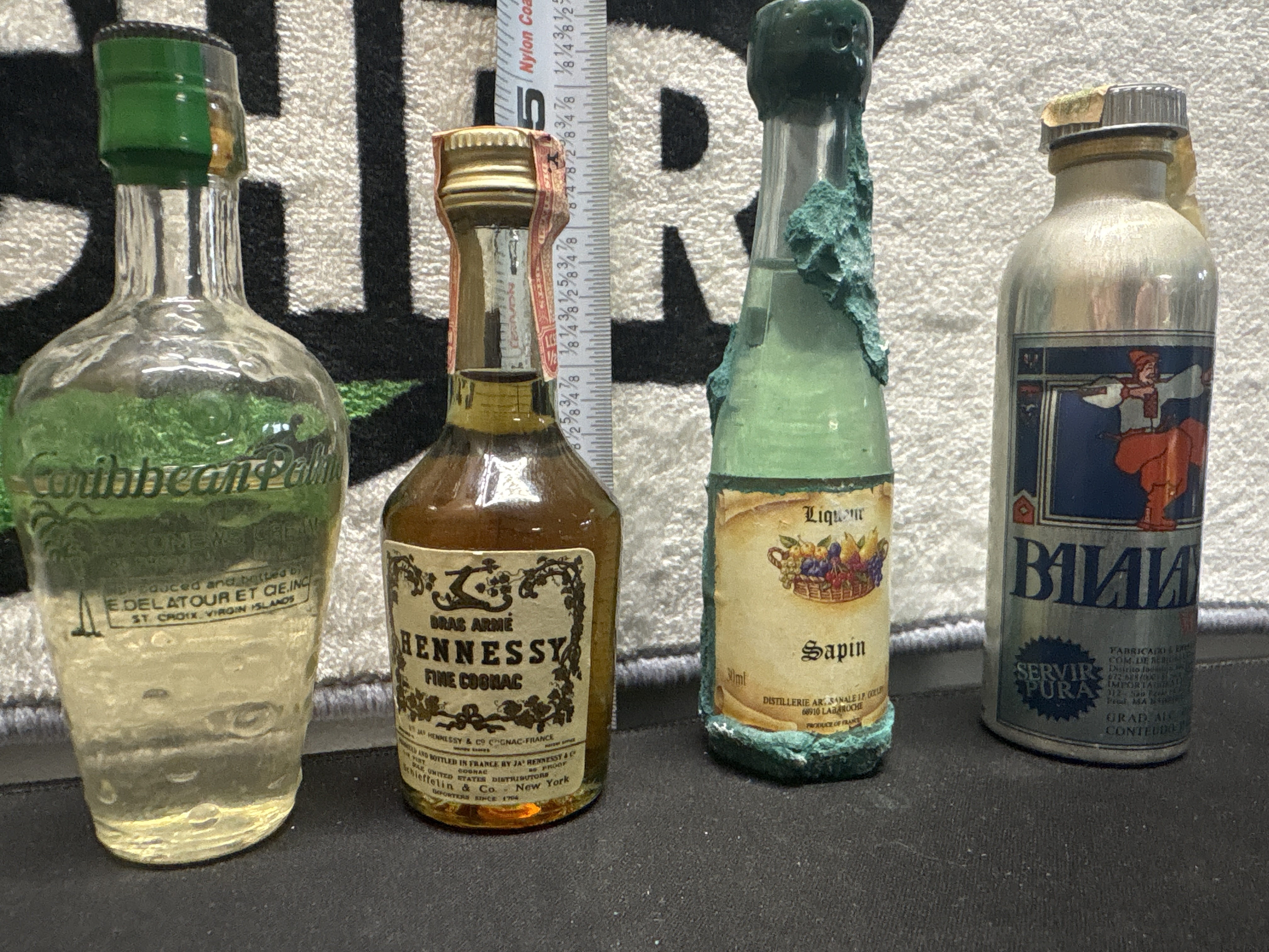 LOT 2026-748 — Ensemble de quatre petites bouteilles de spiritueux et liqueurs vintage, idéal… — photo 3