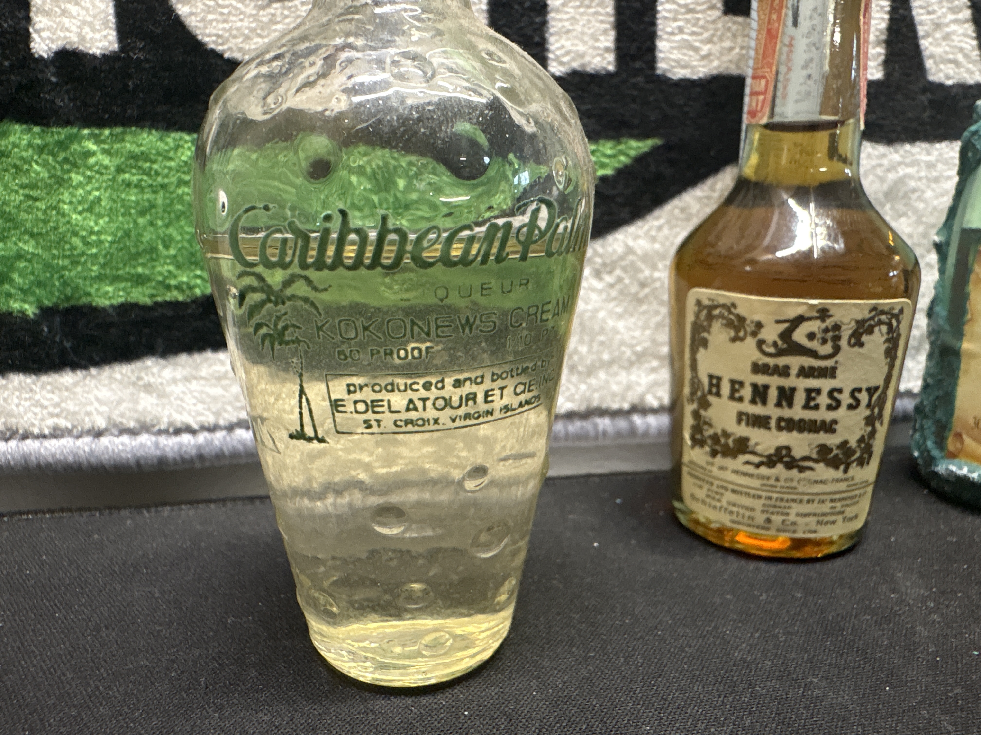 LOT 2026-748 — Ensemble de quatre petites bouteilles de spiritueux et liqueurs vintage, idéal… — photo 2