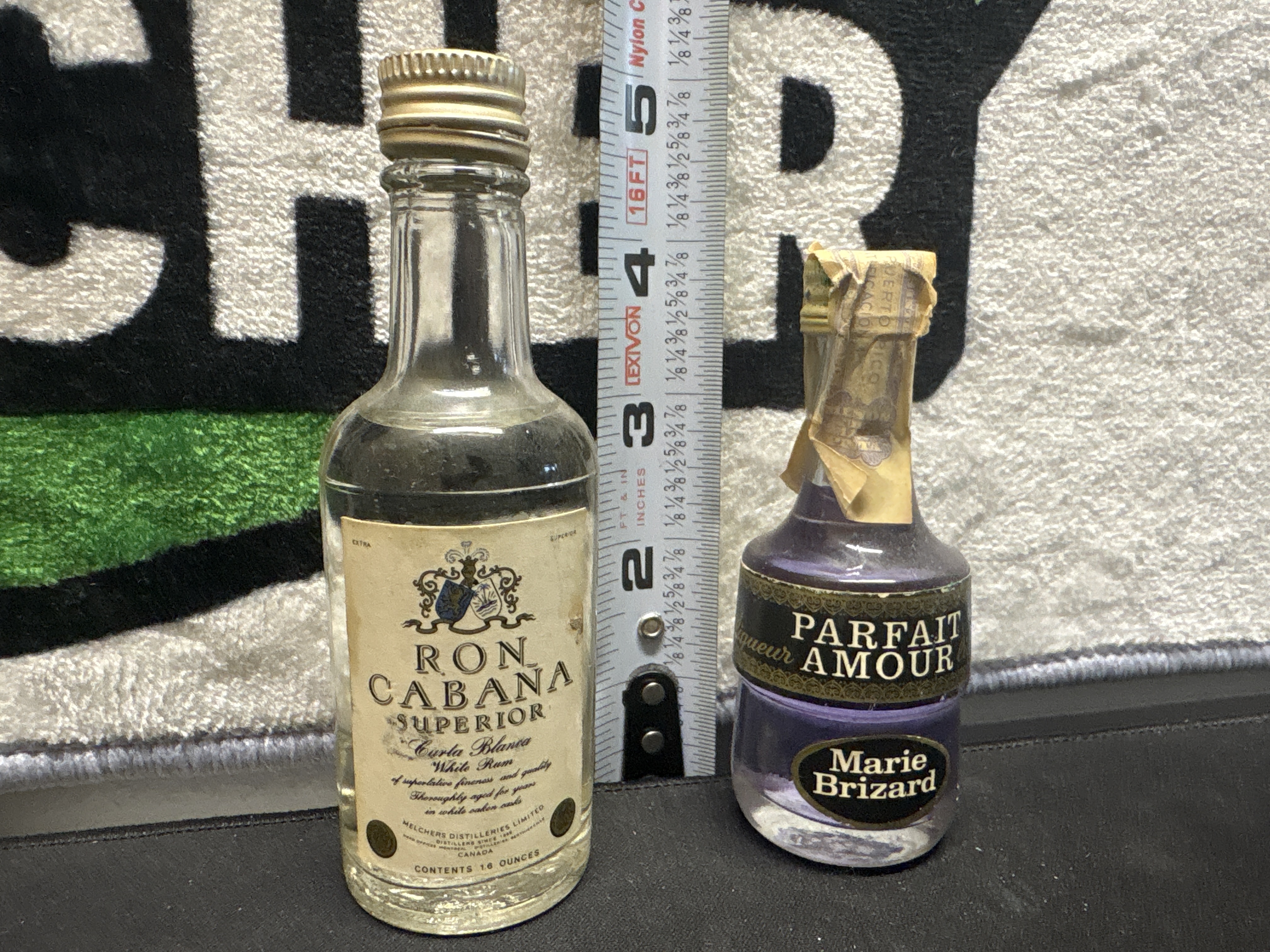 LOT 2026-749 — Ensemble de 2 petites bouteilles de collection : une bouteille de rhum Ron… — photo 1