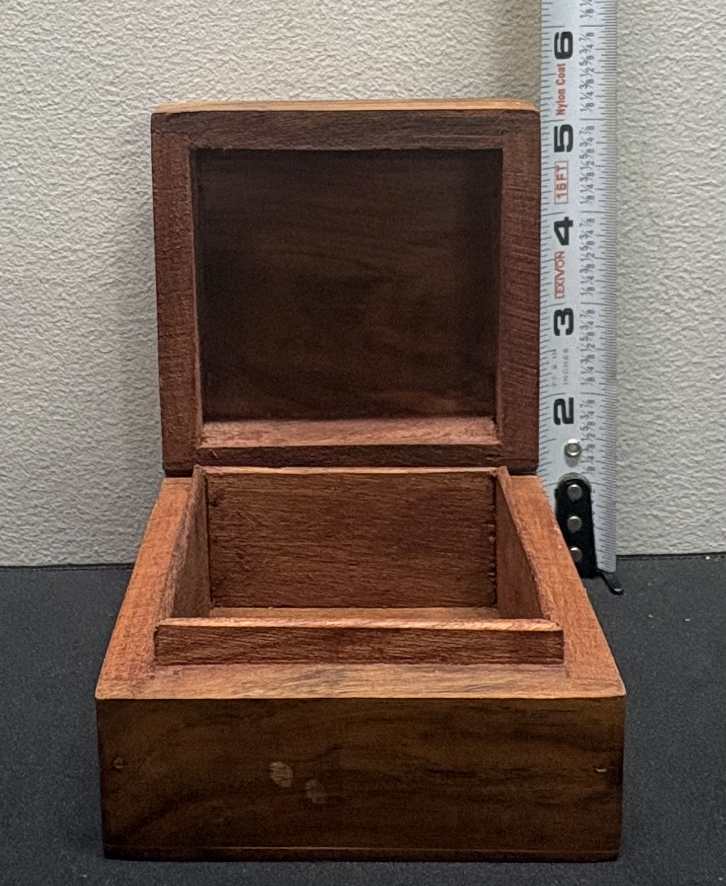 LOT 2026-008 — Boîte décorative artisanale en bois sculpté — photo 2