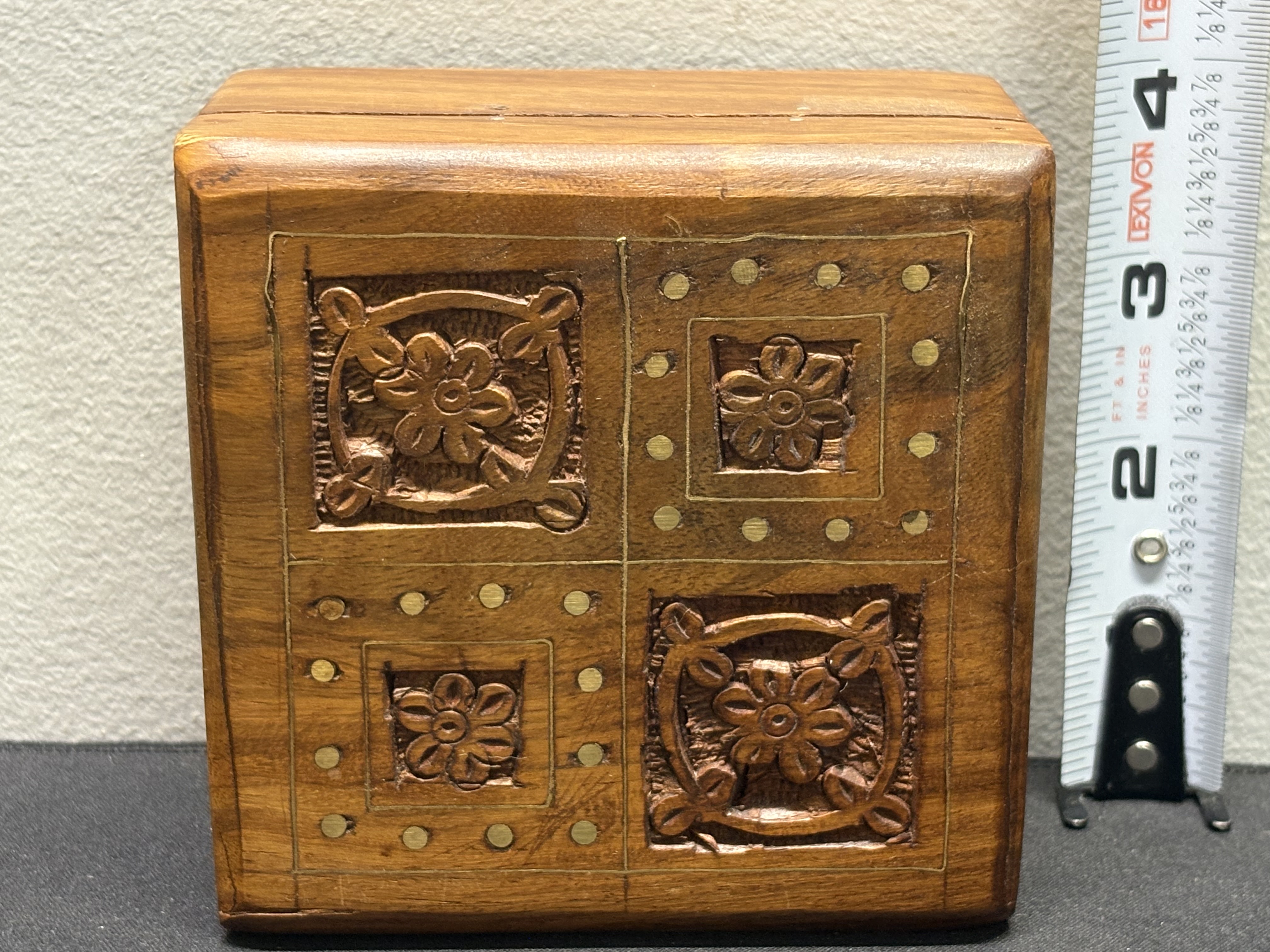 LOT 2026-008 — Boîte décorative artisanale en bois sculpté