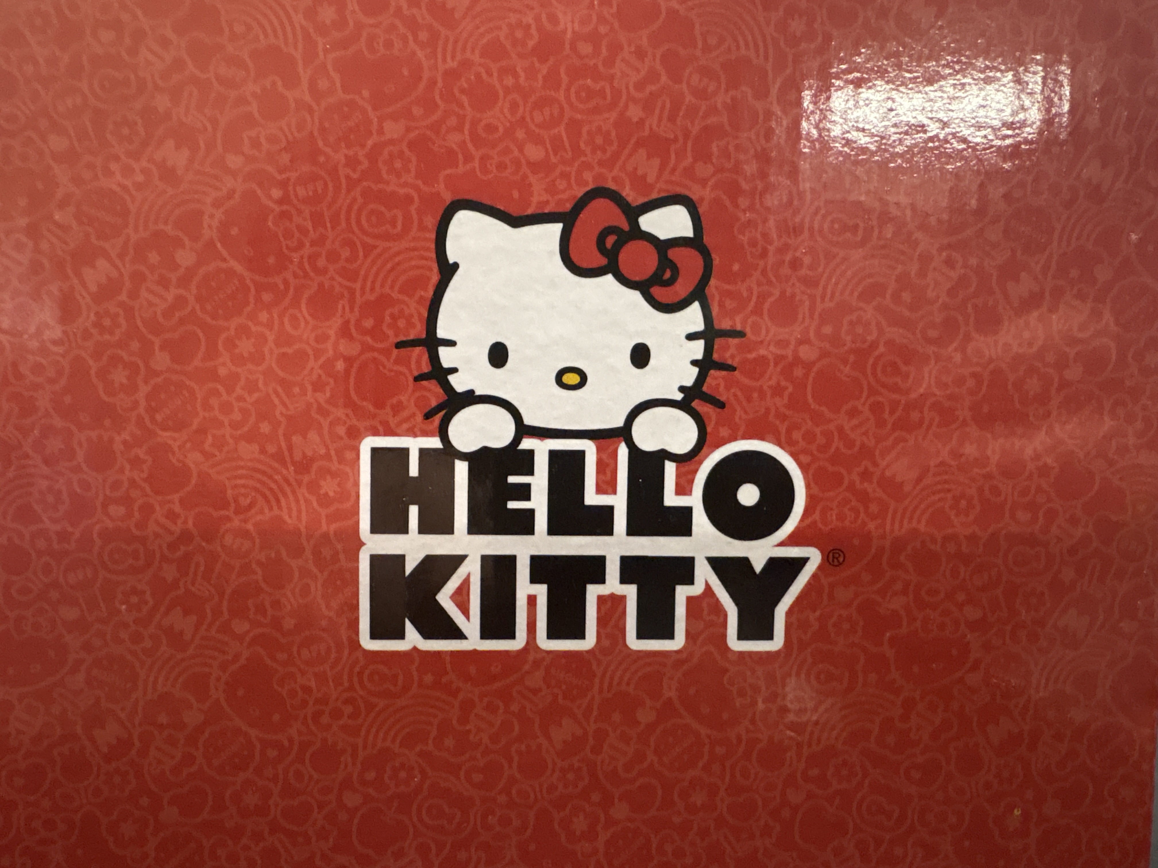 LOT 2026-783 — Tasse sculptée en céramique Hello Kitty de 16 oz (473 ml), présentée dans sa… — photo 2