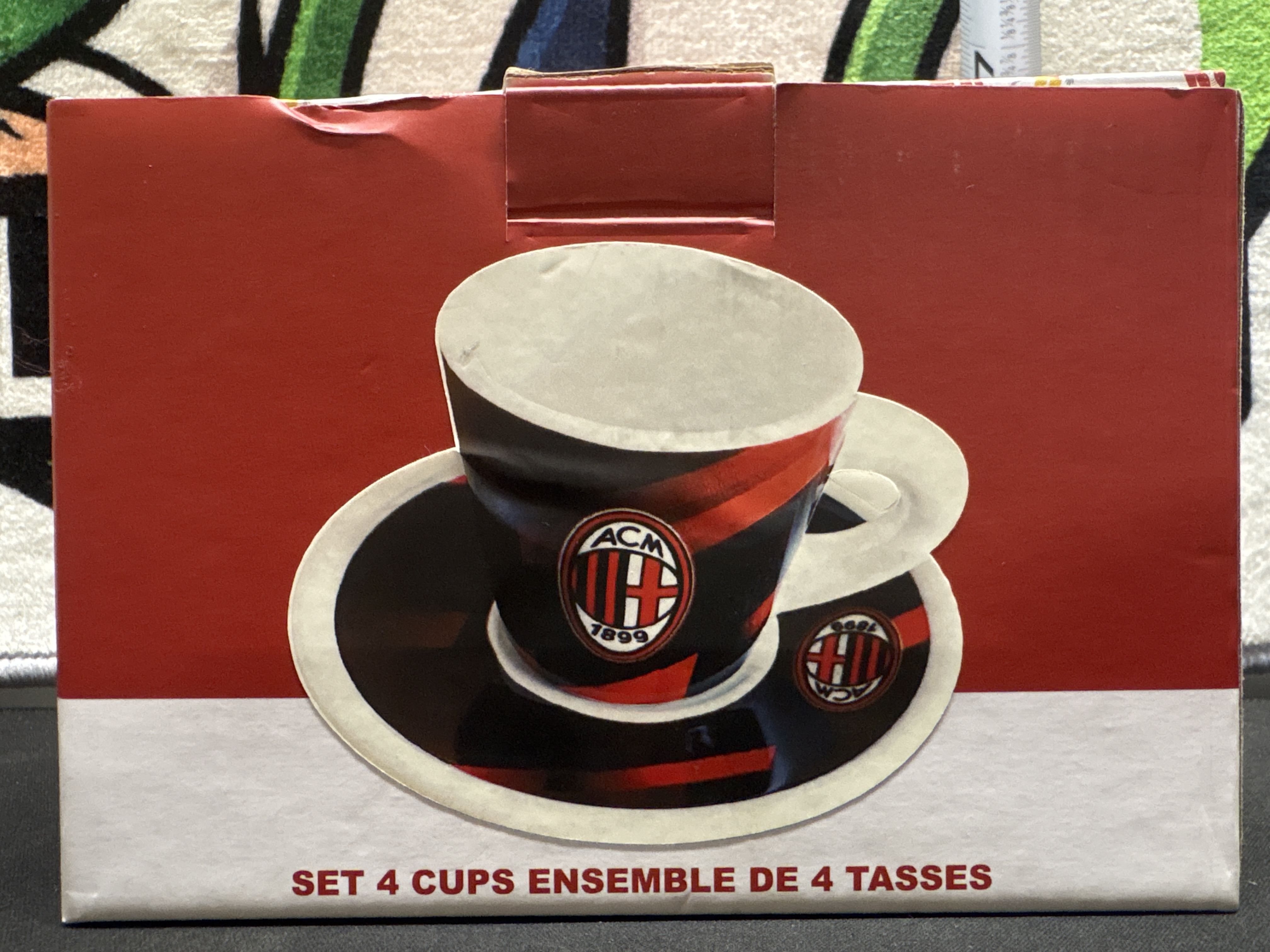 LOT 2026-787 — Ensemble de 4 tasses aux couleurs de l’AC Milan, présenté dans sa boîte… — photo 1