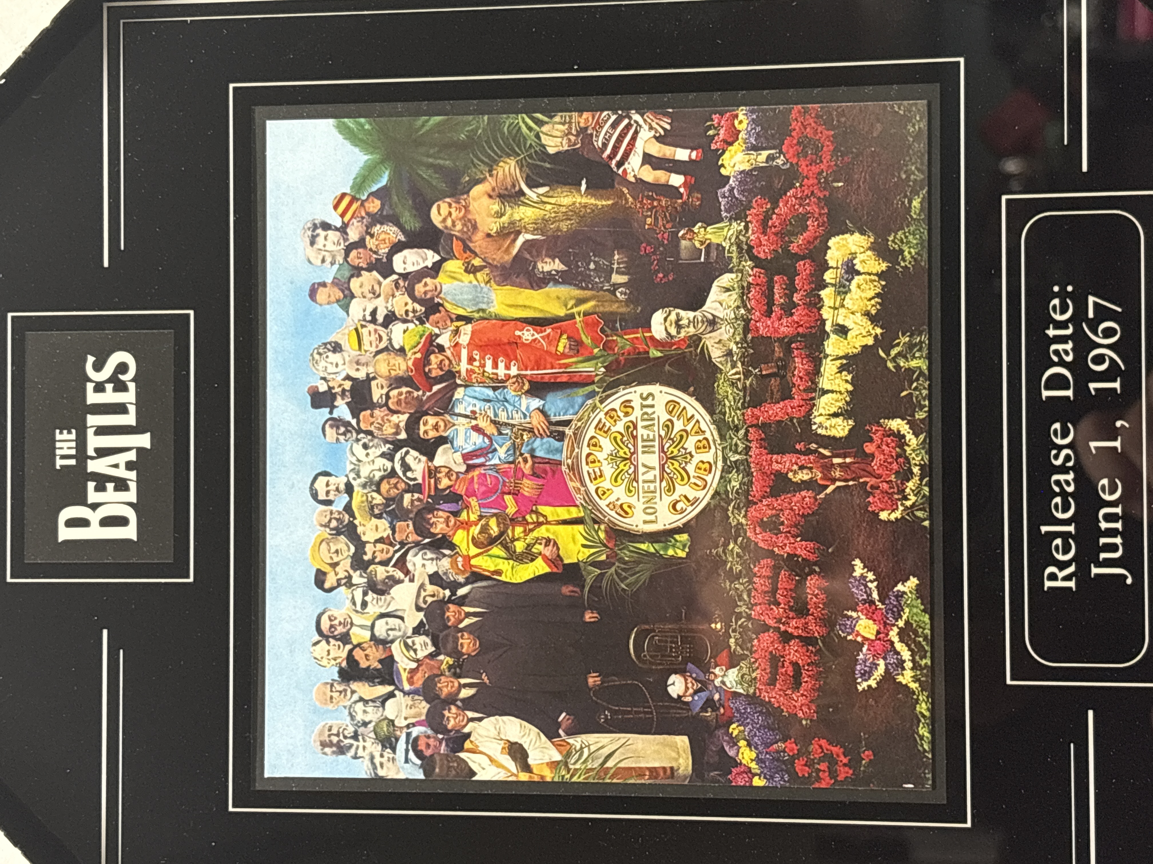 LOT 2026-788 — Affiche encadrée des Beatles, modèle « Sgt Pepper Framed Beatles Album Print »… — photo 2
