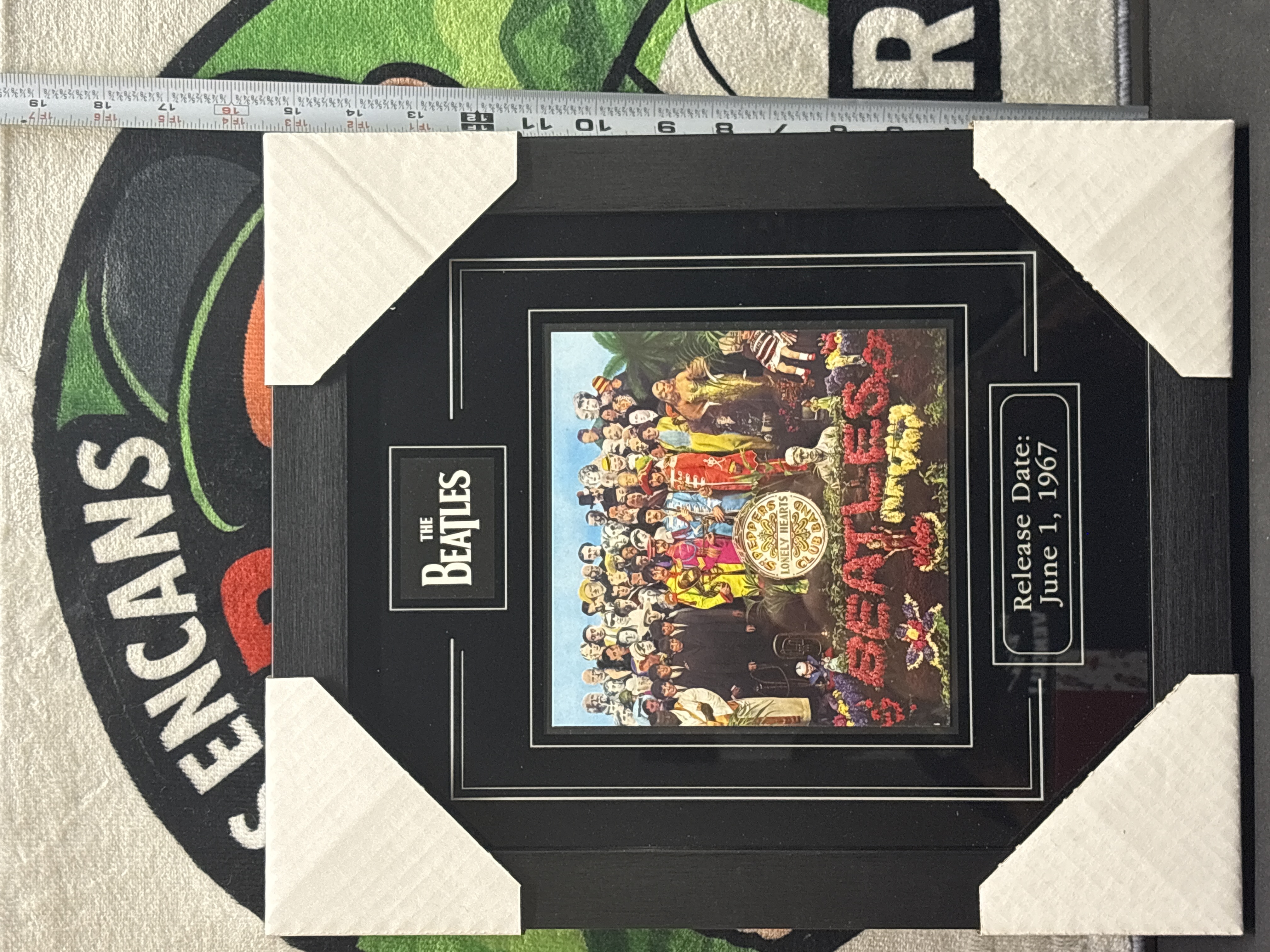 LOT 2026-788 — Affiche encadrée des Beatles, modèle « Sgt Pepper Framed Beatles Album Print »… — photo 1