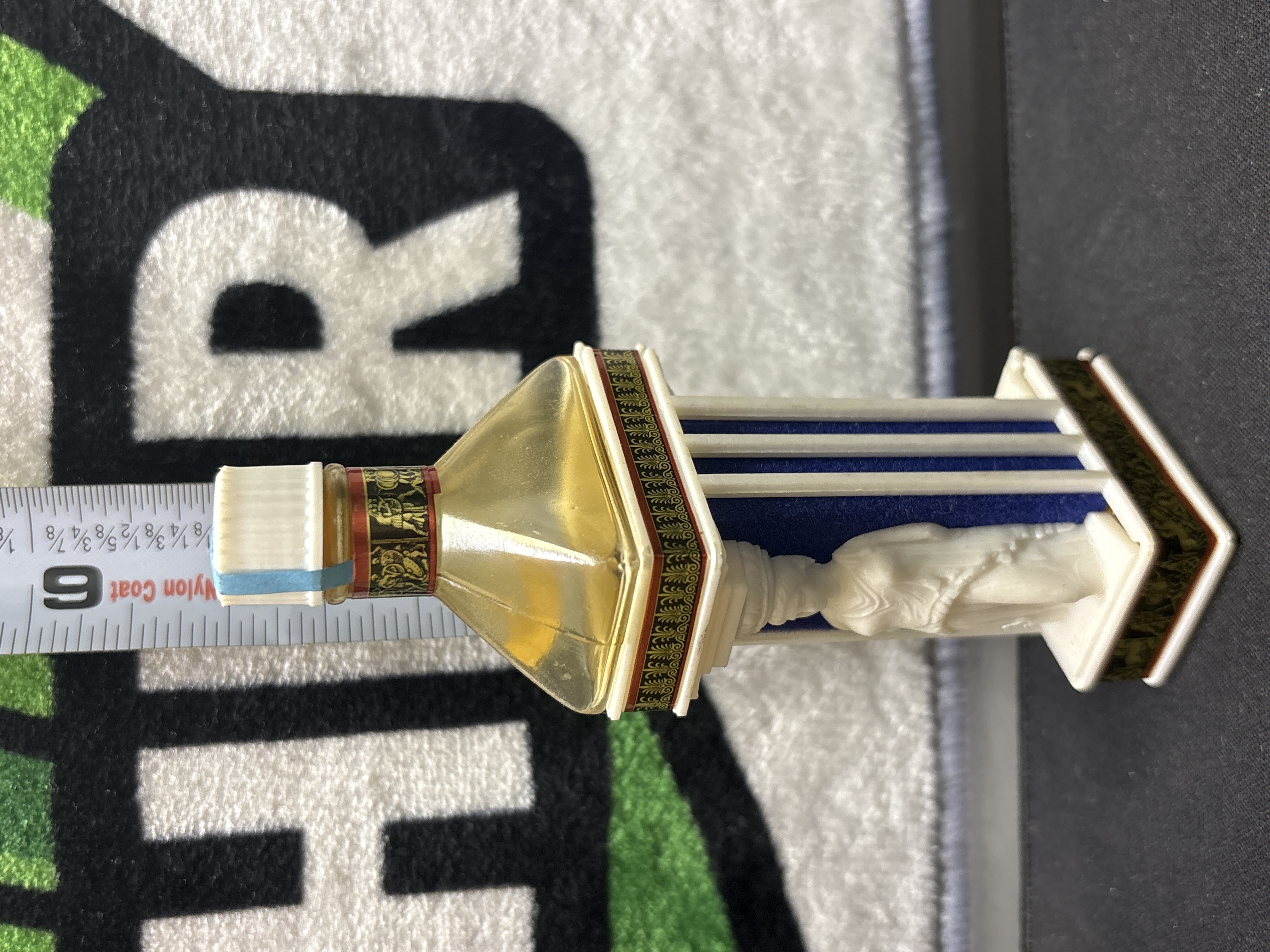 LOT 2026-792 — Bouteille décorative d’ouzo « Ouzo Dry », en verre, contenant un liquide ambré… — photo 1