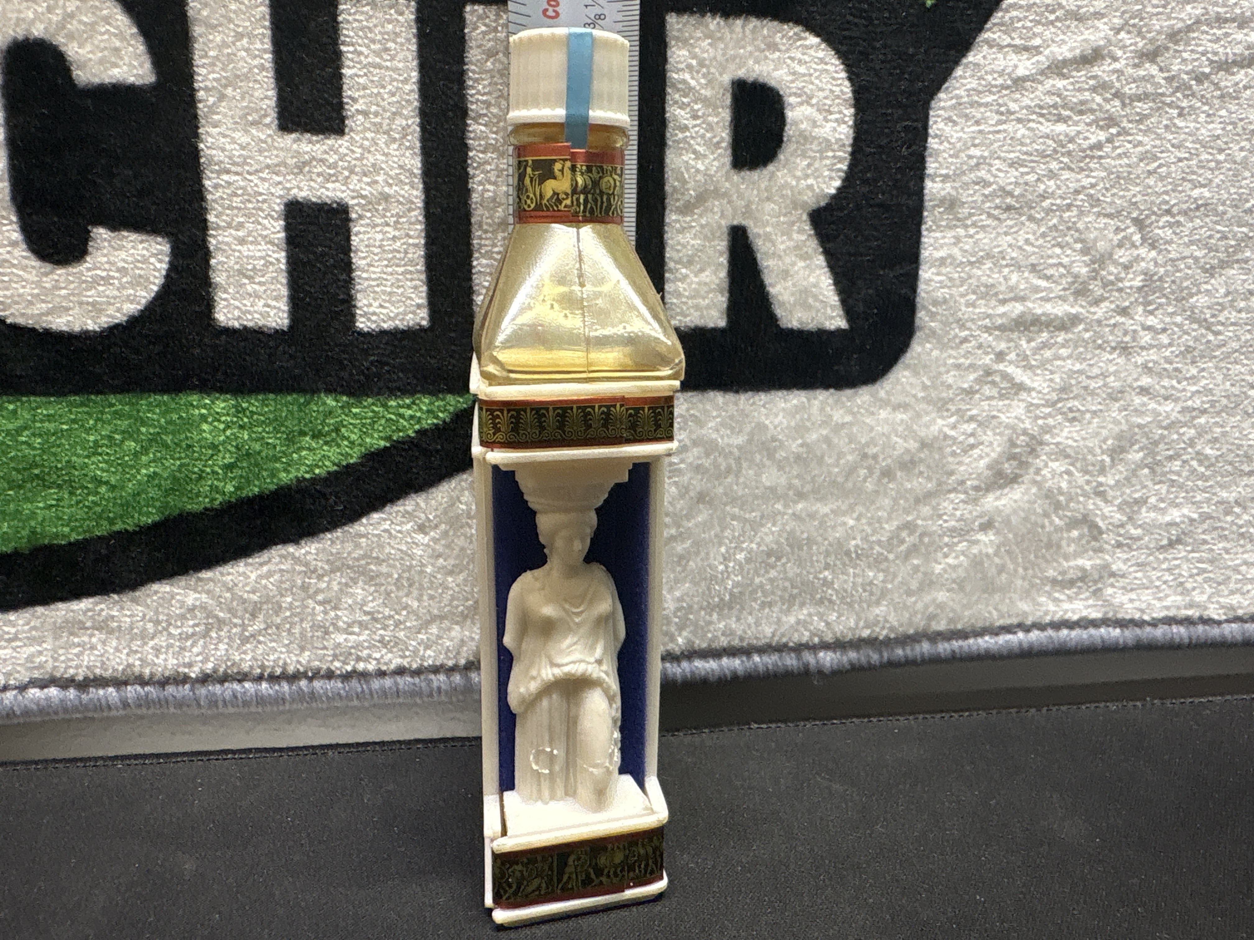 LOT 2026-792 — Bouteille décorative d’ouzo « Ouzo Dry », en verre, contenant un liquide ambré… — photo 2